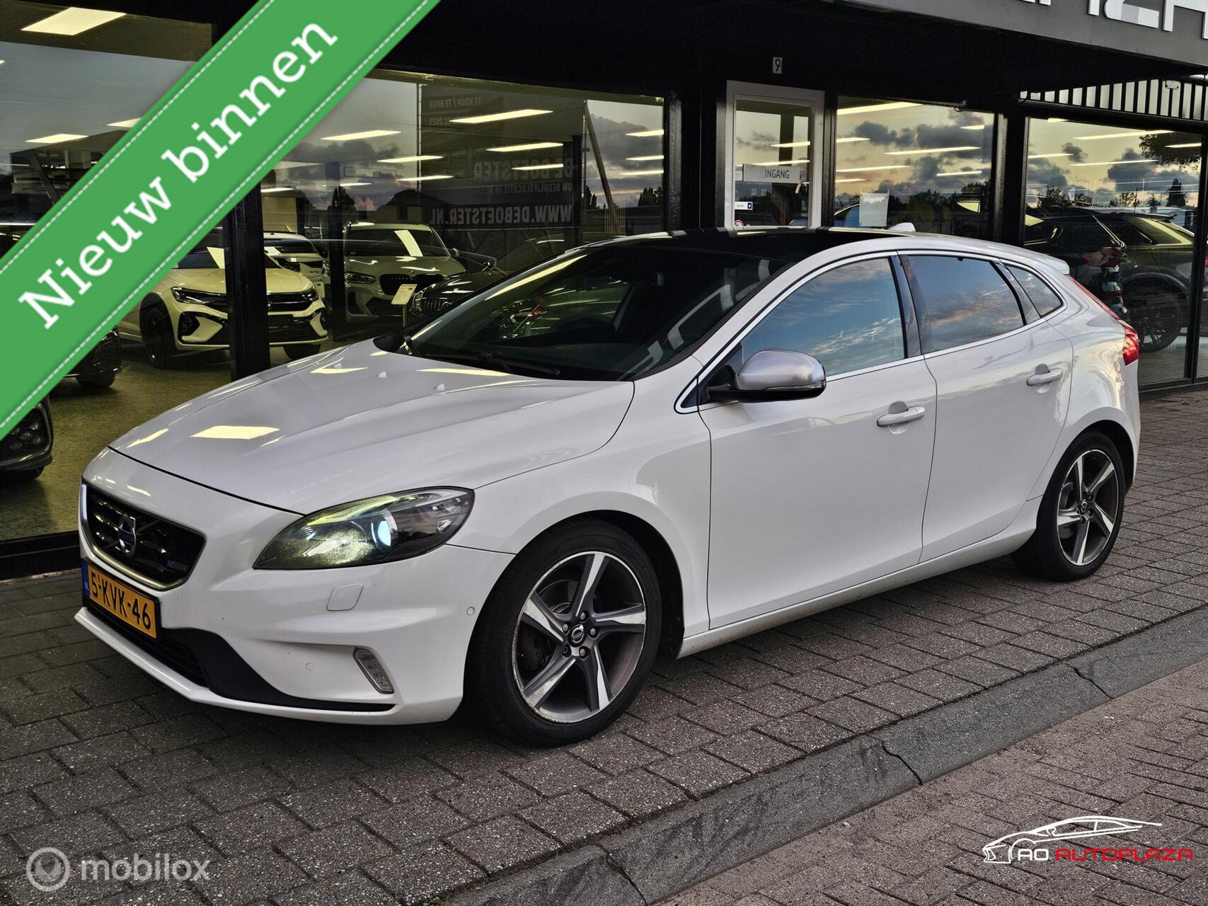 Volvo V40 1.6 D2 R Design Panorama/Camera/Memory/Leer/ 2013 - voorkant