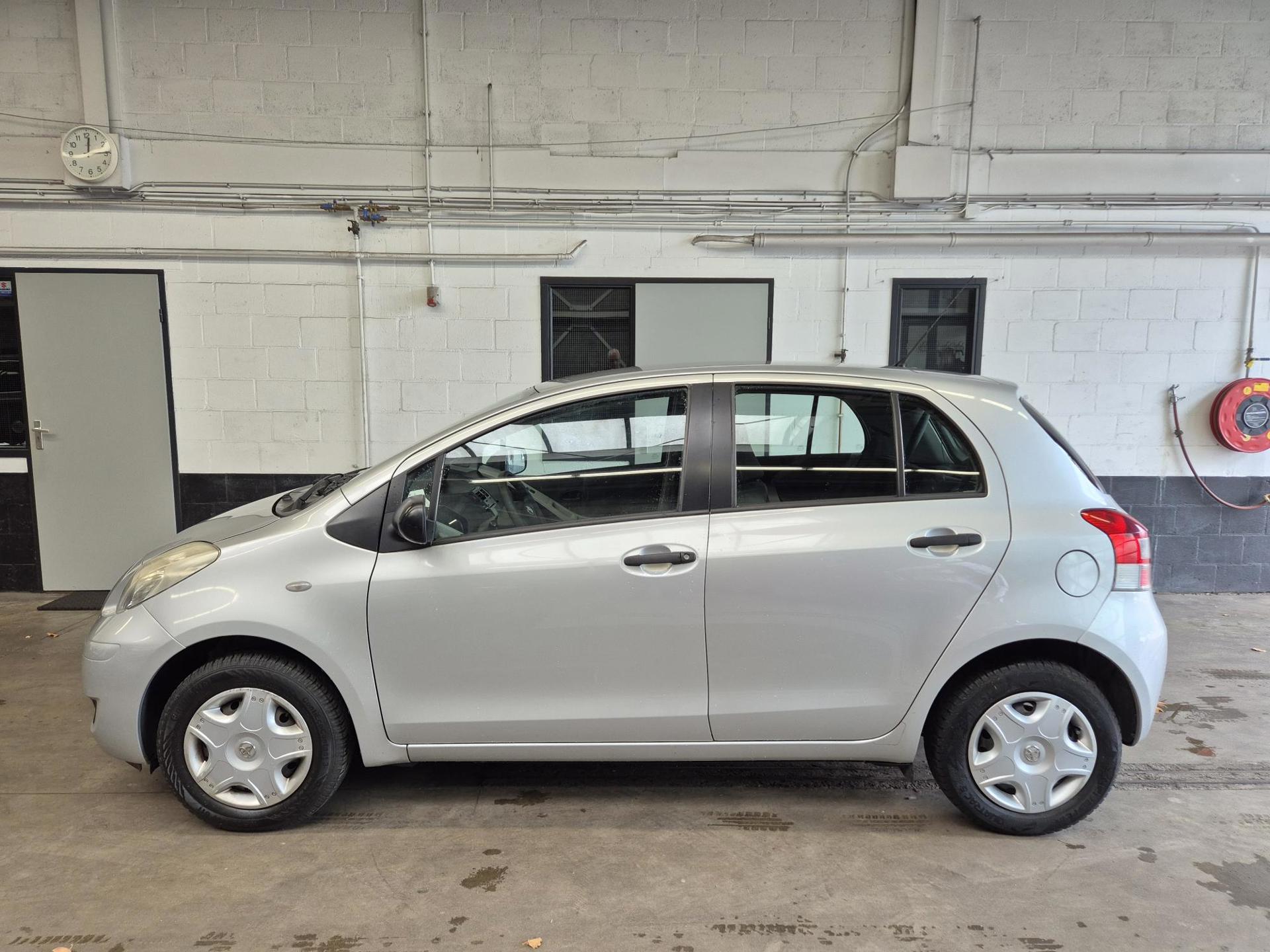 Toyota Toyota Yaris 1.0 VVTi Acces / Airco / Garantie 2010 - voorkant