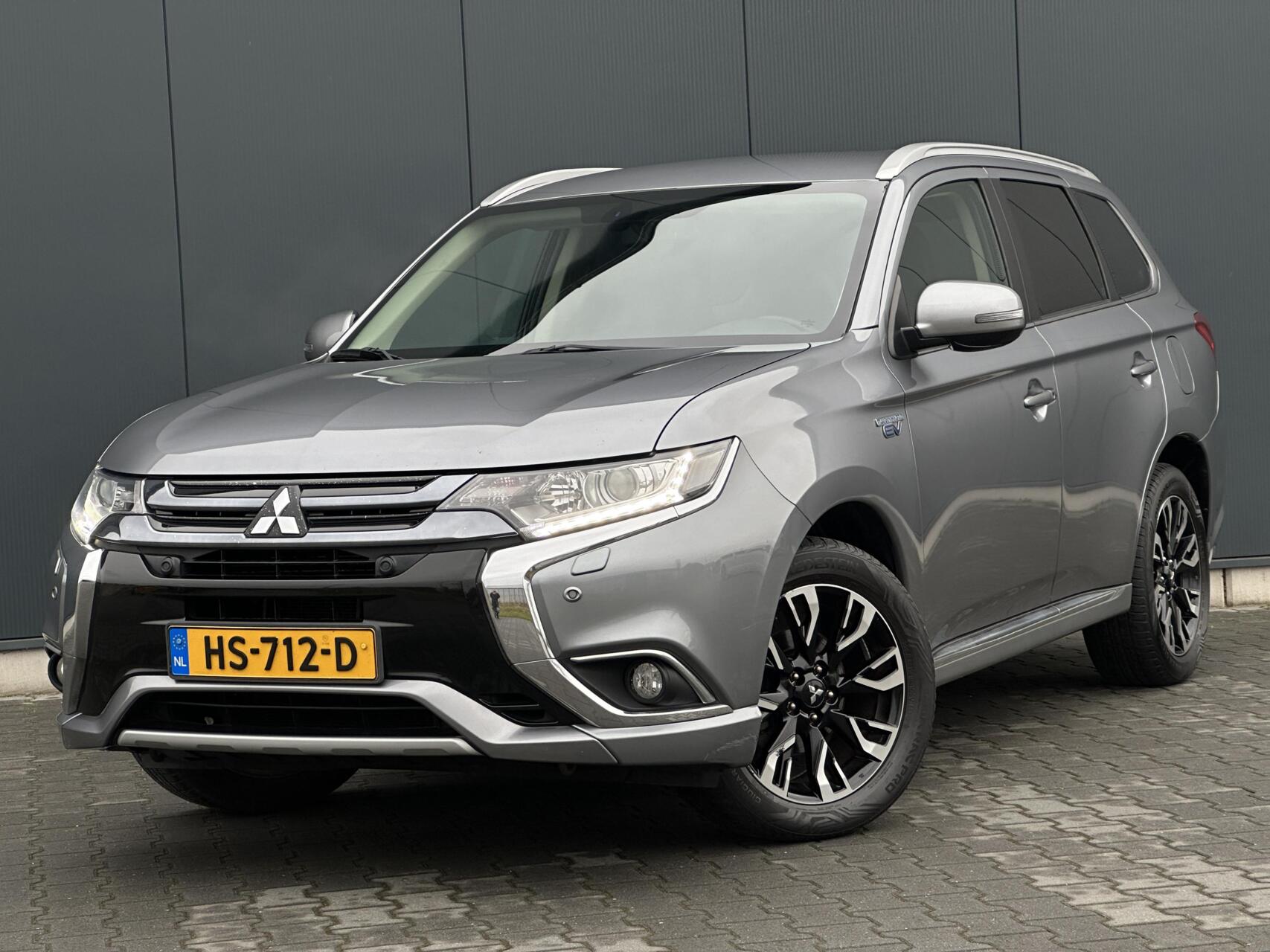 Mitsubishi Outlander 2.0 PHEV Executive Edition Leder - DAB+ - Trekhaak 2015 - voorkant