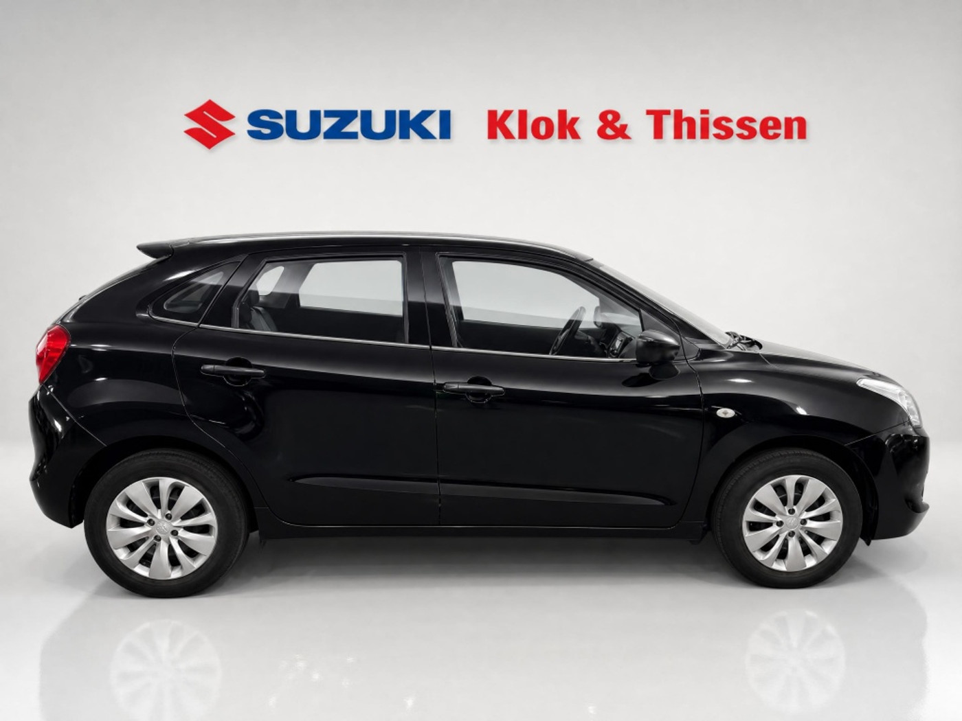 Suzuki Baleno 1.2 Comfort door ons nieuw geleverd Trekhaak Achterklepspoiler 2016 - voorkant