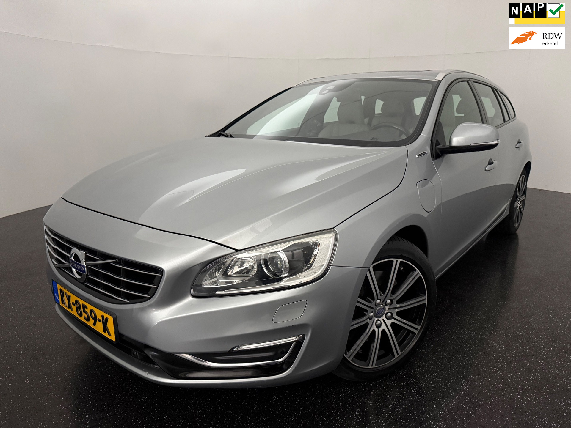 Volvo V60 Twin Engine 2.4 D5 Twin Engine R-Design / dakraam / trekhaak 2016 - voorkant
