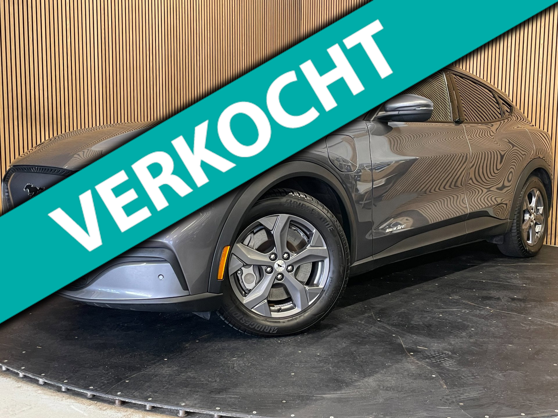 Ford Mustang Mach-e RWD 75 kWh|96% SOH|440 KM WLTP|VOLLEDER|STOEL+STUURVERWARMING|ACC|APPLE CARPLAY|CAMERA|NAP|NL-AUTO|INCL.BTW| 2021 - voorkant