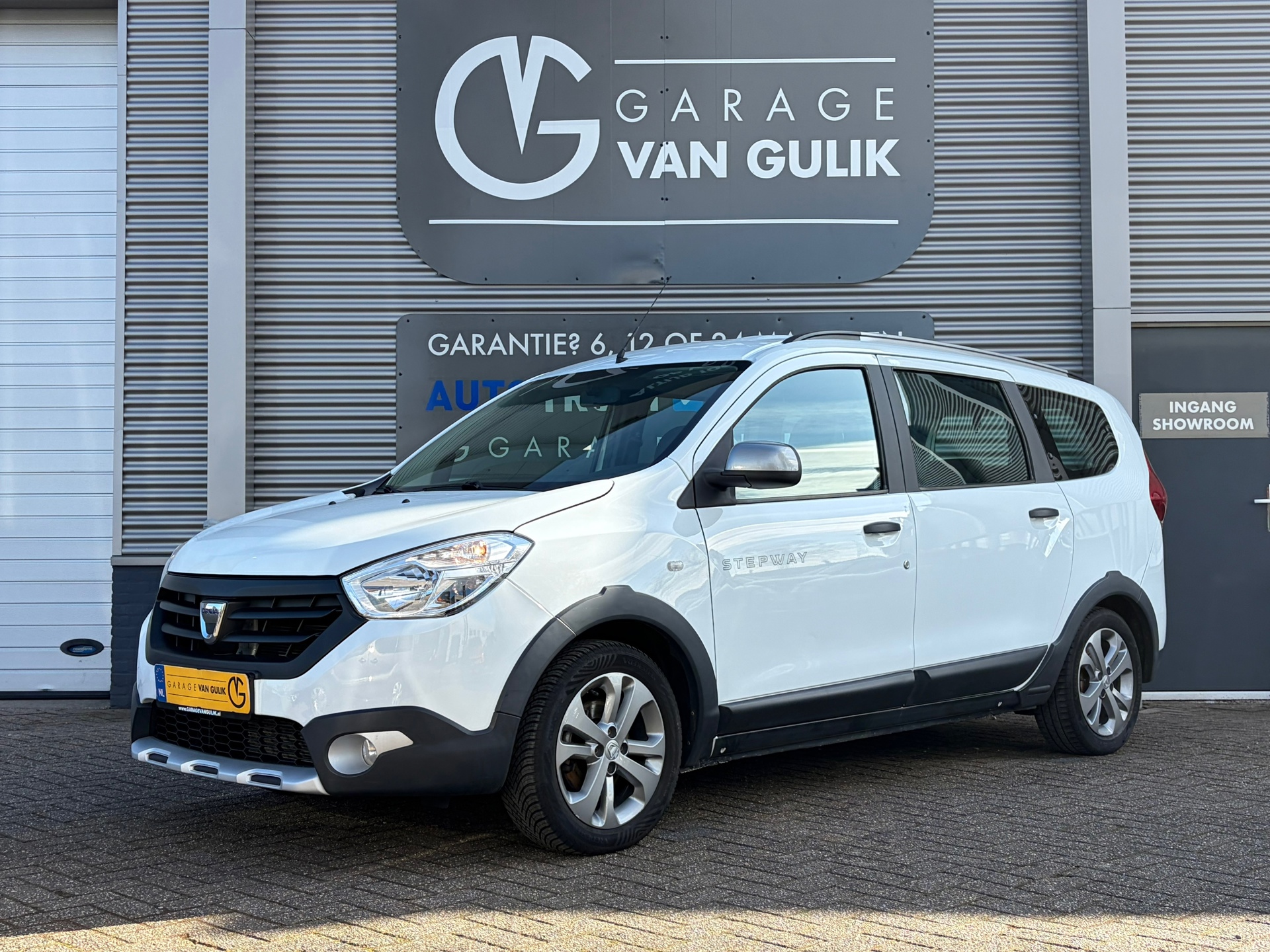Dacia Lodgy 1.2 TCe Stepway 116PK 7Pers,Trekhaak,Navi,Airco,Cruise,Isofix,Bluetooth,Multi-Stuur,ElektrRamen+Spiegels,Lmv,Dakrail 2015 - voorkant