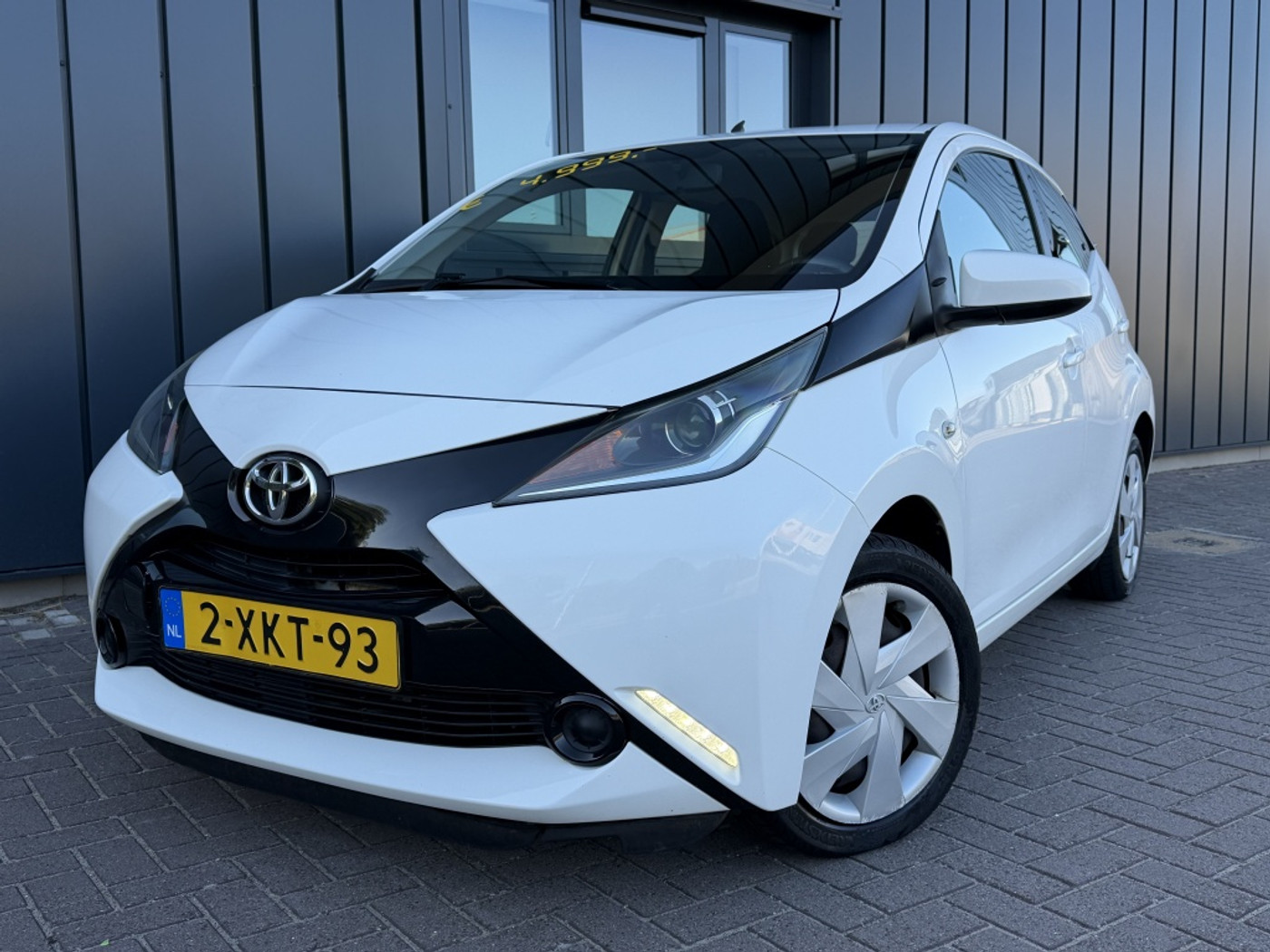 Toyota Toyota Aygo 1.0 VVT-i x-play 5DRS Airco*Camera*LED NAP! 2014 - voorkant