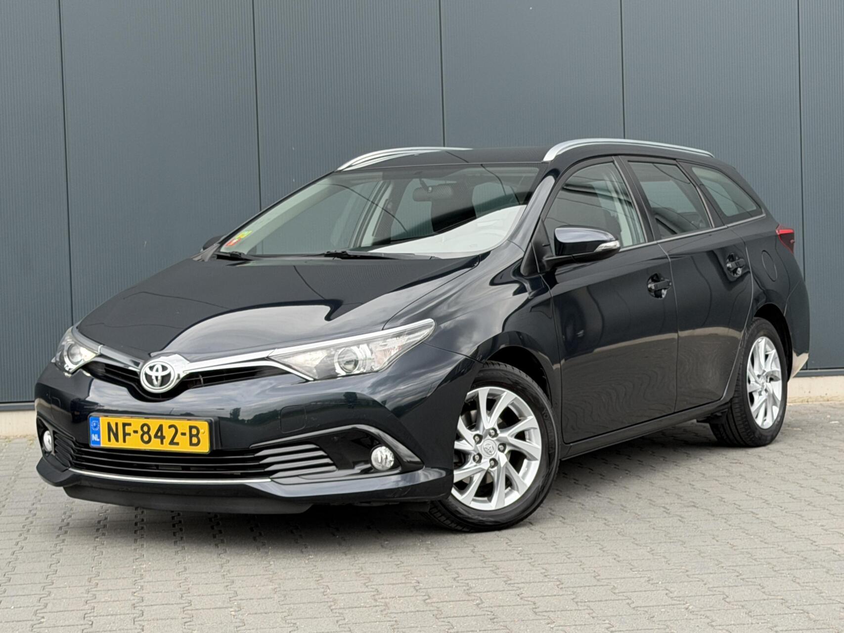 Toyota Toyota Auris 1.3 Aspiration Dealer Onderhouden - Navi - Camera - Parkeersensoren 2017 - voorkant