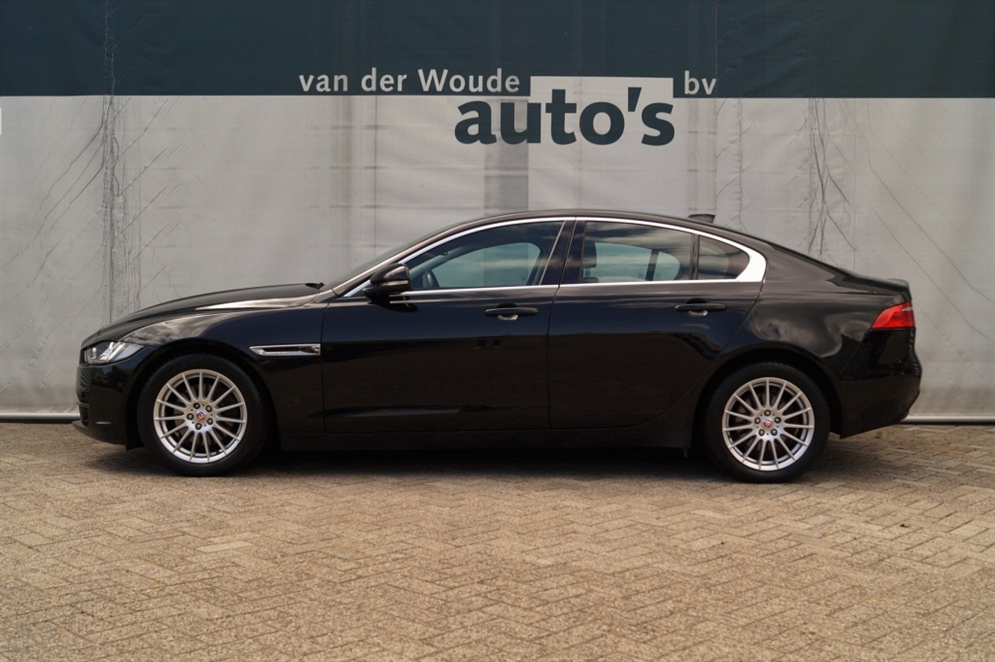 Jaguar Jaguar Xe 2.0 D 163pk Automaat Prestige -LEER-NAVI-ECC- 2017 - voorkant