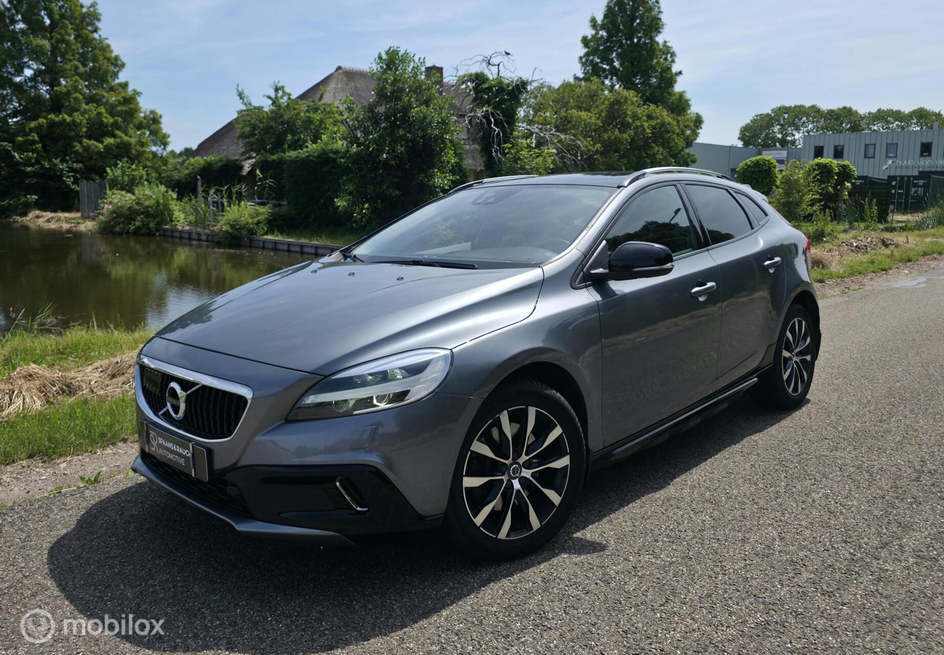 Volvo V40 Cross Country 1.5 T3 Polar+ Luxury 2019 - voorkant