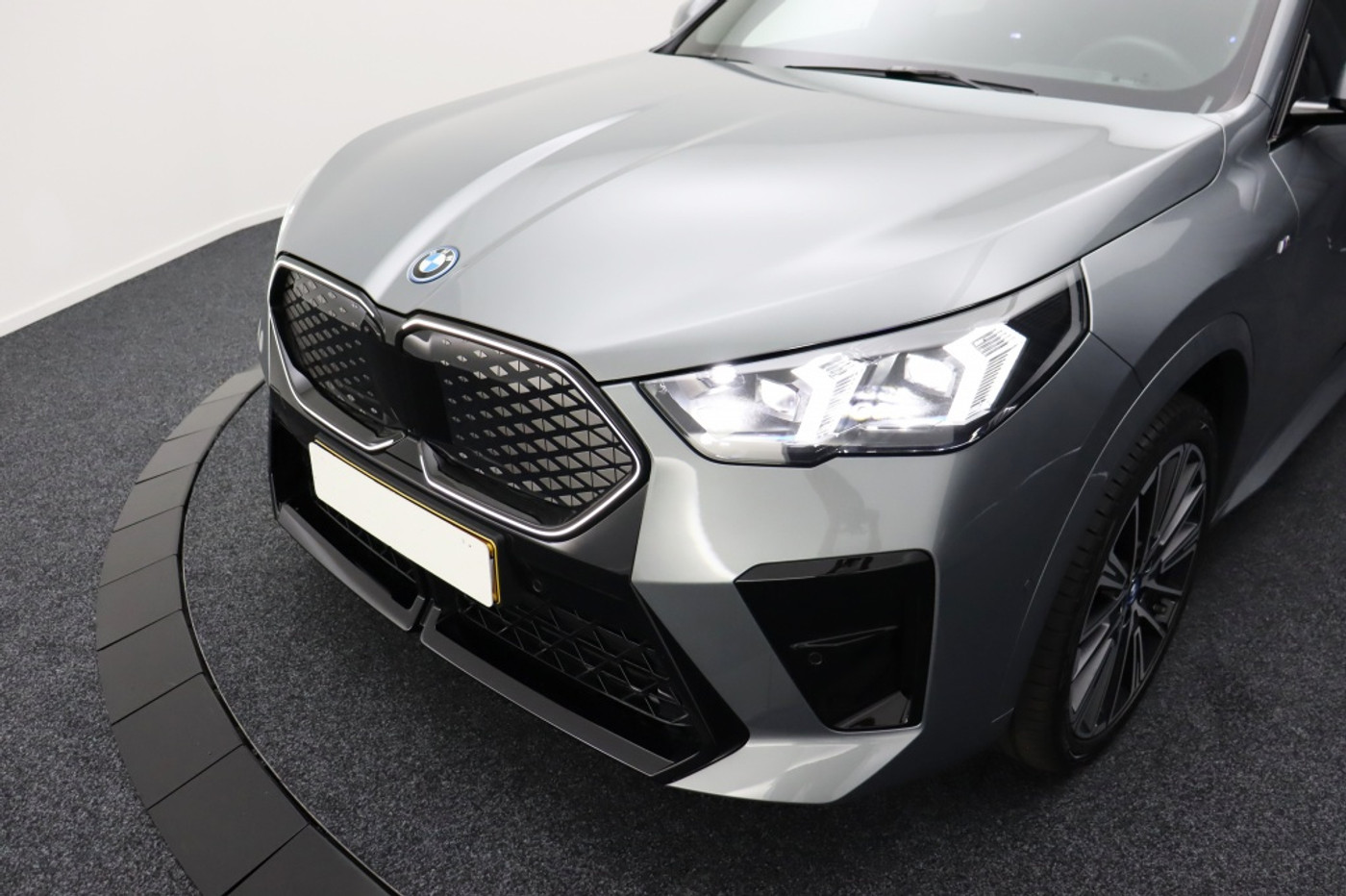 Foto van BMW Ix2 Xdrive30