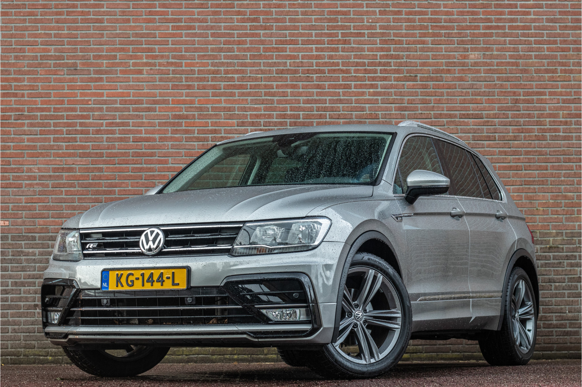 Volkswagen Tiguan 1.4 TSI Connected Series, 63.000km NAP, R-Line, Carplay, Lane Assist, PDC, Navigatie, DAB+. 2016 - voorkant