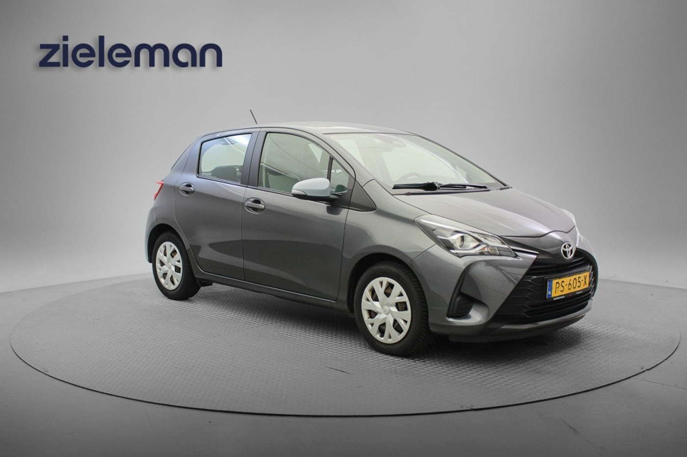 Toyota Toyota Yaris 1.5 VVT-i Aspiration Automaat - Navi, Camera, Clima, Trekhaak 2017 - voorkant
