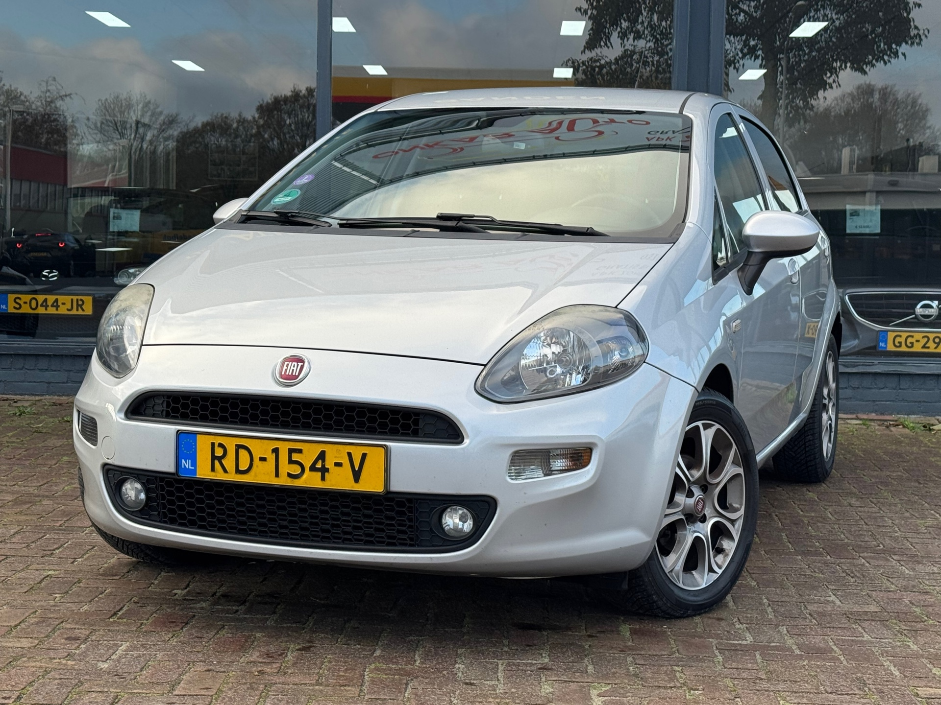 Fiat Fiat Punto 0.9 TwinAir Sempre | 1e Eigenaar | Parkeersensor | Trekhaak | Cruise | L.M Velgen 2017 - voorkant