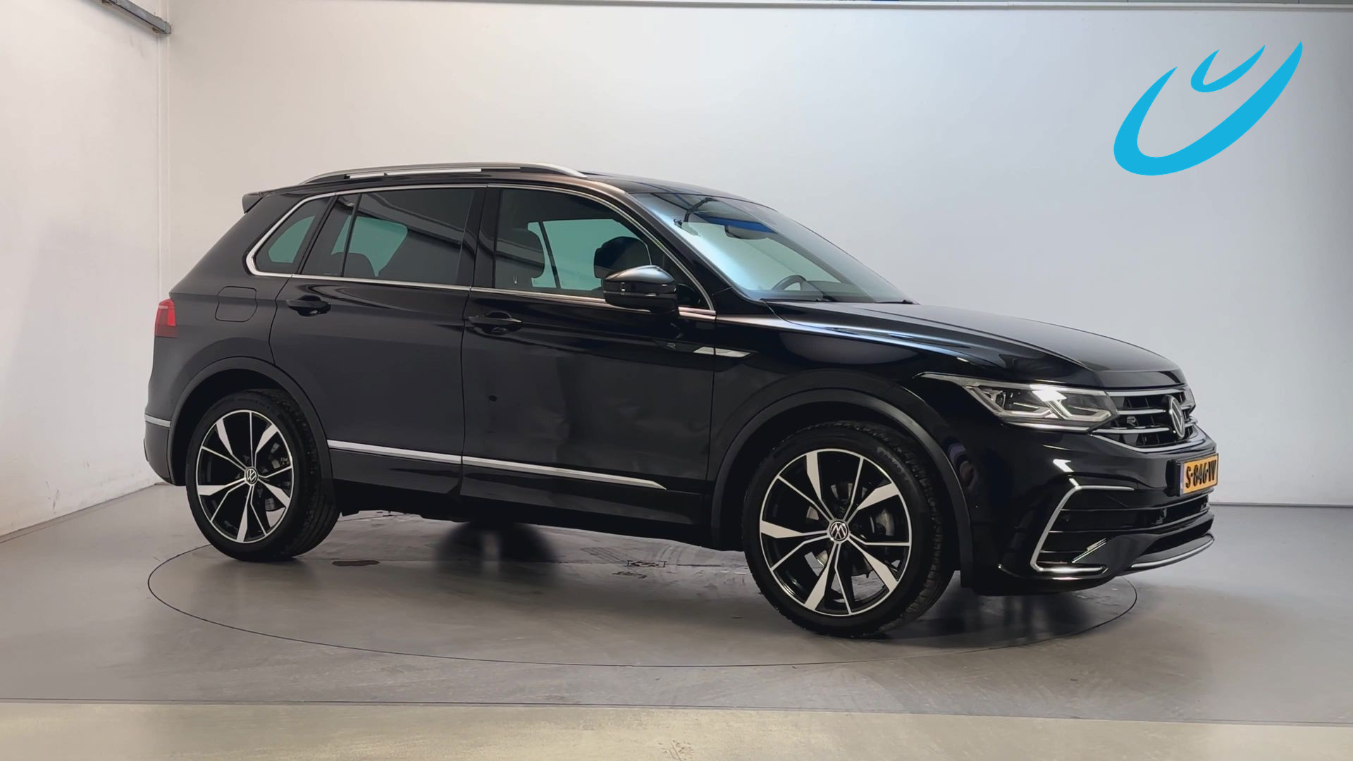 Volkswagen Tiguan 1.5 TSI 150pk DSG R-Line Business Panoramadak Camera Virtual Cockpit Stoelverwarming 2023 - voorkant