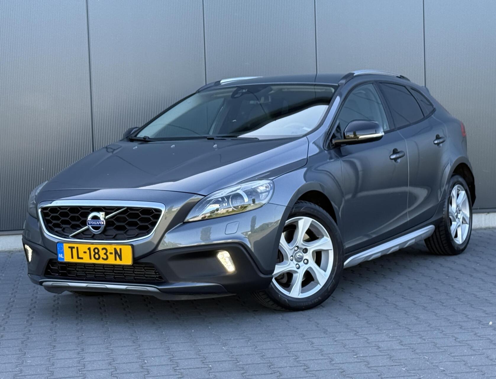 Volvo V40 Cross Country 2.5 T5 AWD Summum Leder - Xenon - 5 Cilinder - Uniek 2013 - voorkant