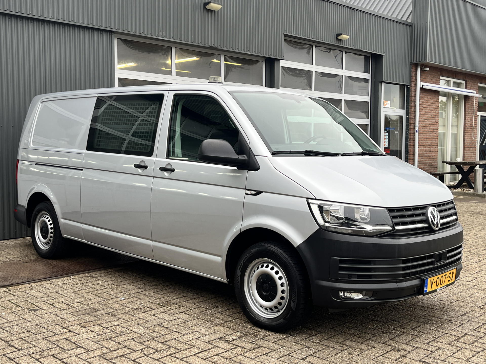 Volkswagen Transporter 2.0 TSI L2H1 2018 - voorkant
