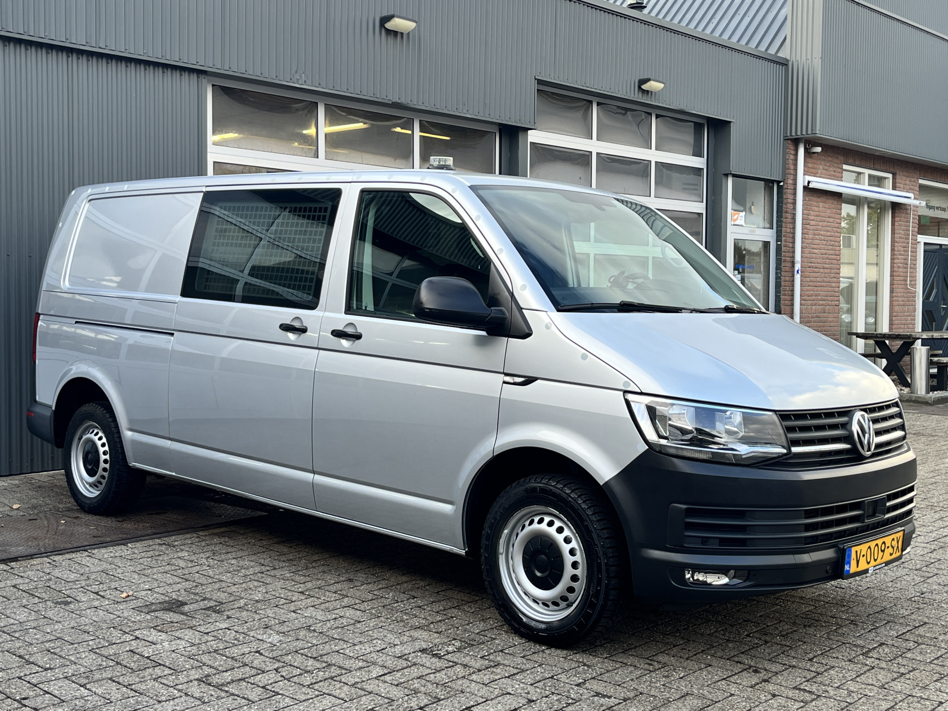 Volkswagen Transporter 2.0 TSI L2H1 2018 - voorkant