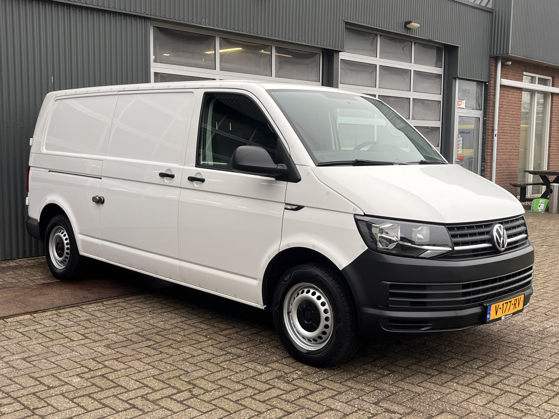 Volkswagen Transporter 2.0 TDI L2H1 2018 - voorkant