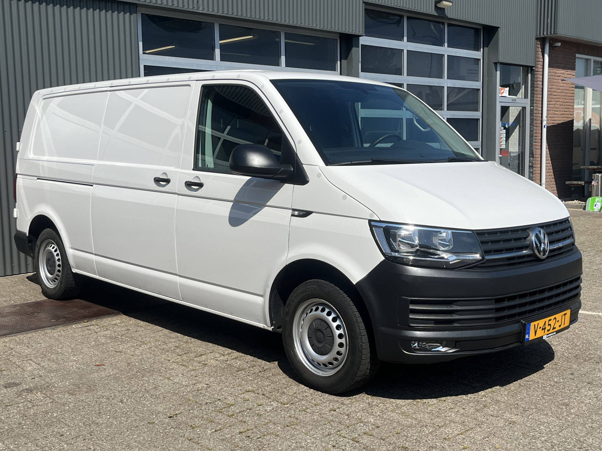 Volkswagen Transporter 2.0 TDI L2H1 102pk 2017 - voorkant