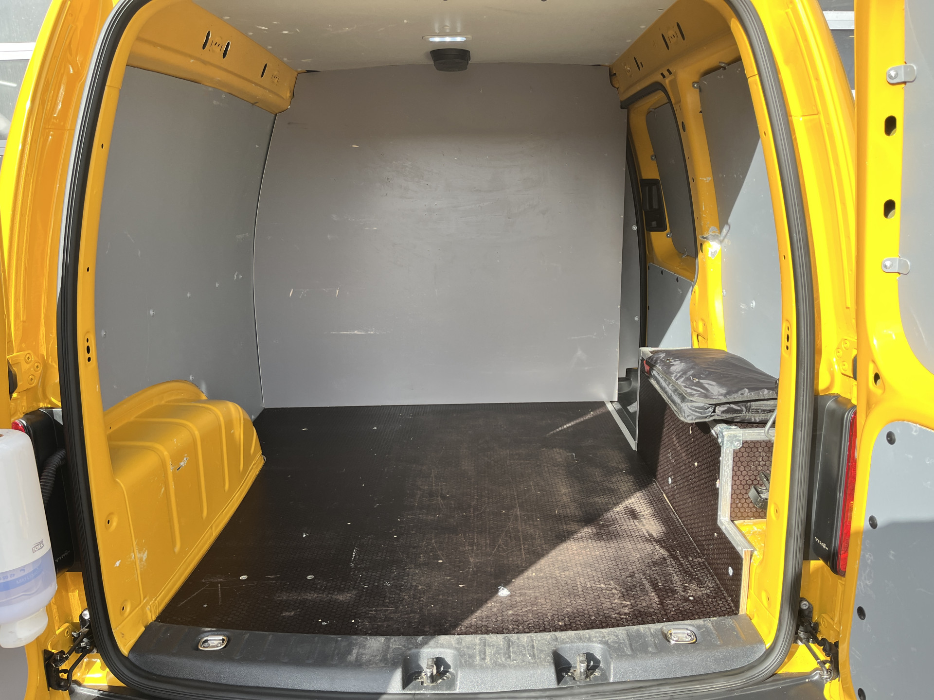 Foto van Volkswagen Caddy Modified Partition Wall