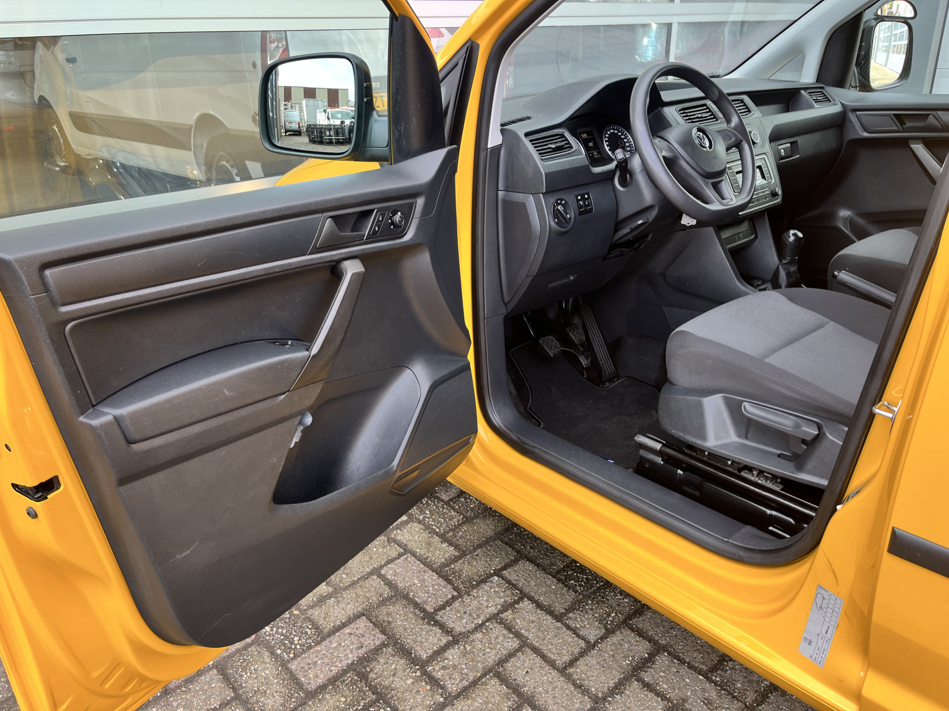 Foto van Volkswagen Caddy Modified Partition Wall