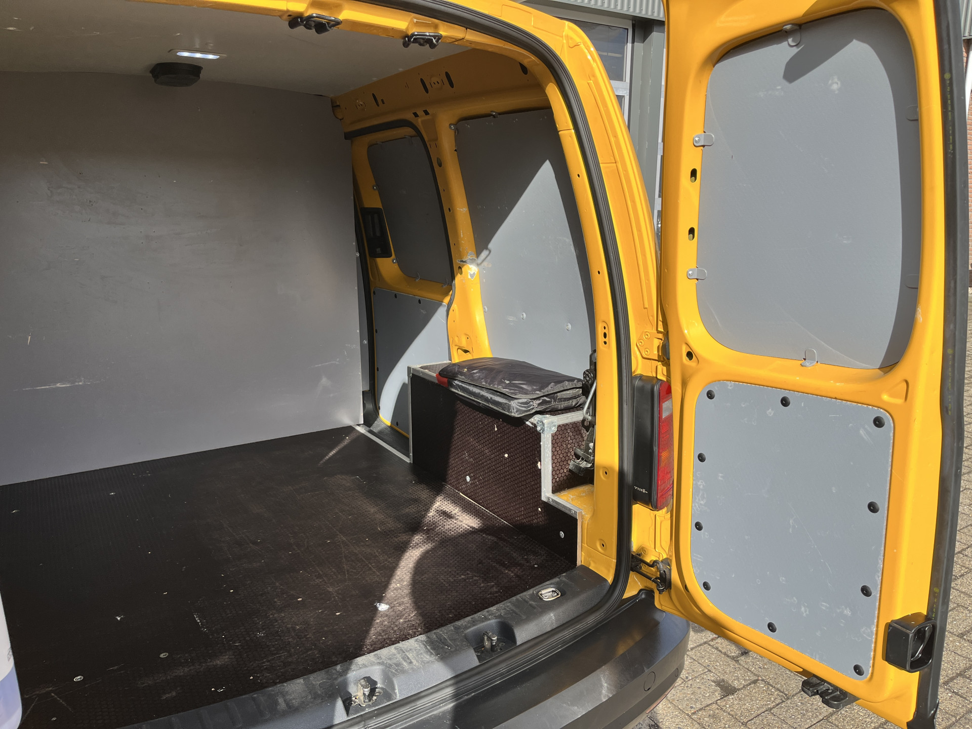 Foto van Volkswagen Caddy Modified Partition Wall