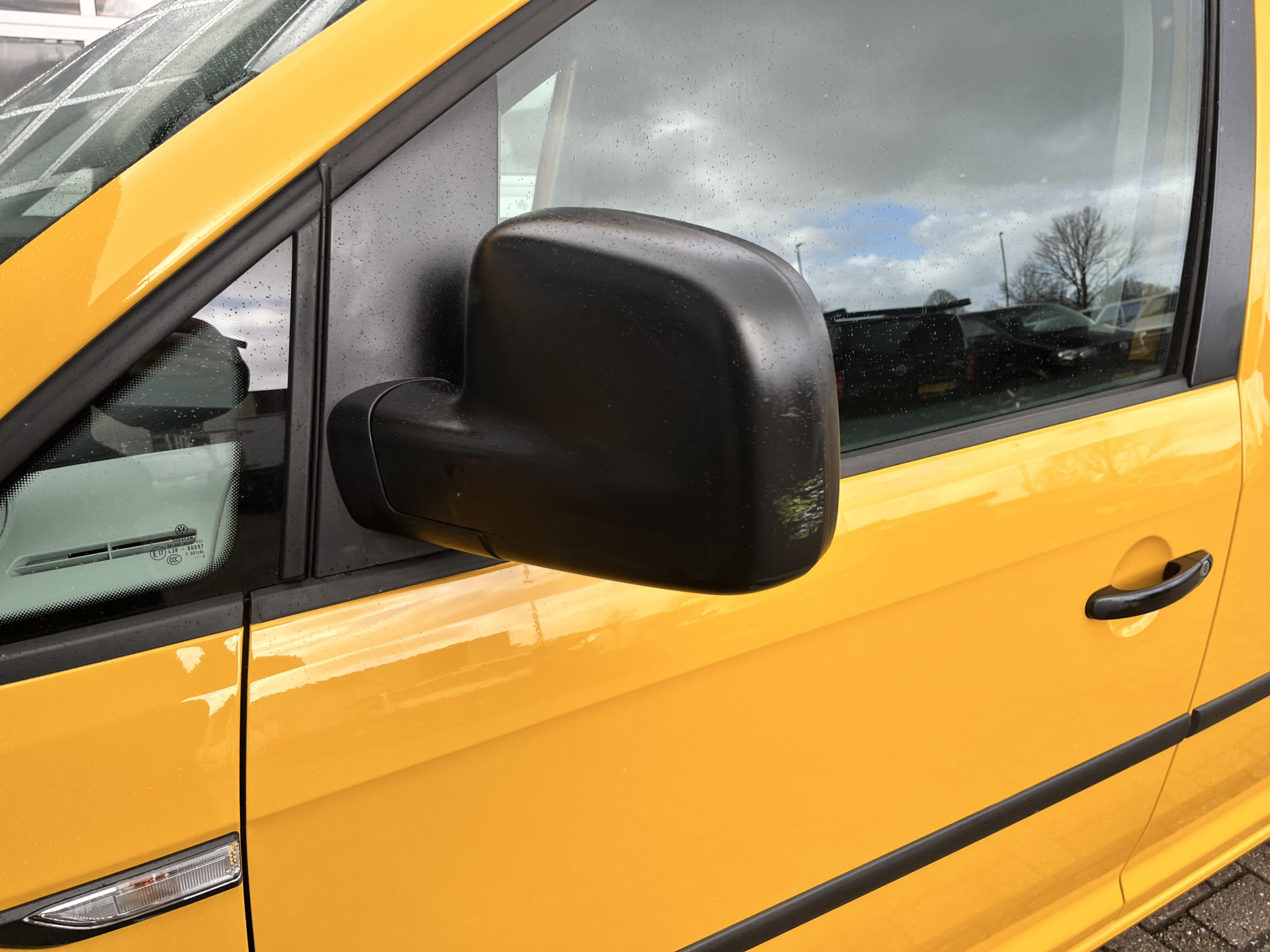 Foto van Volkswagen Caddy Modified Partition Wall