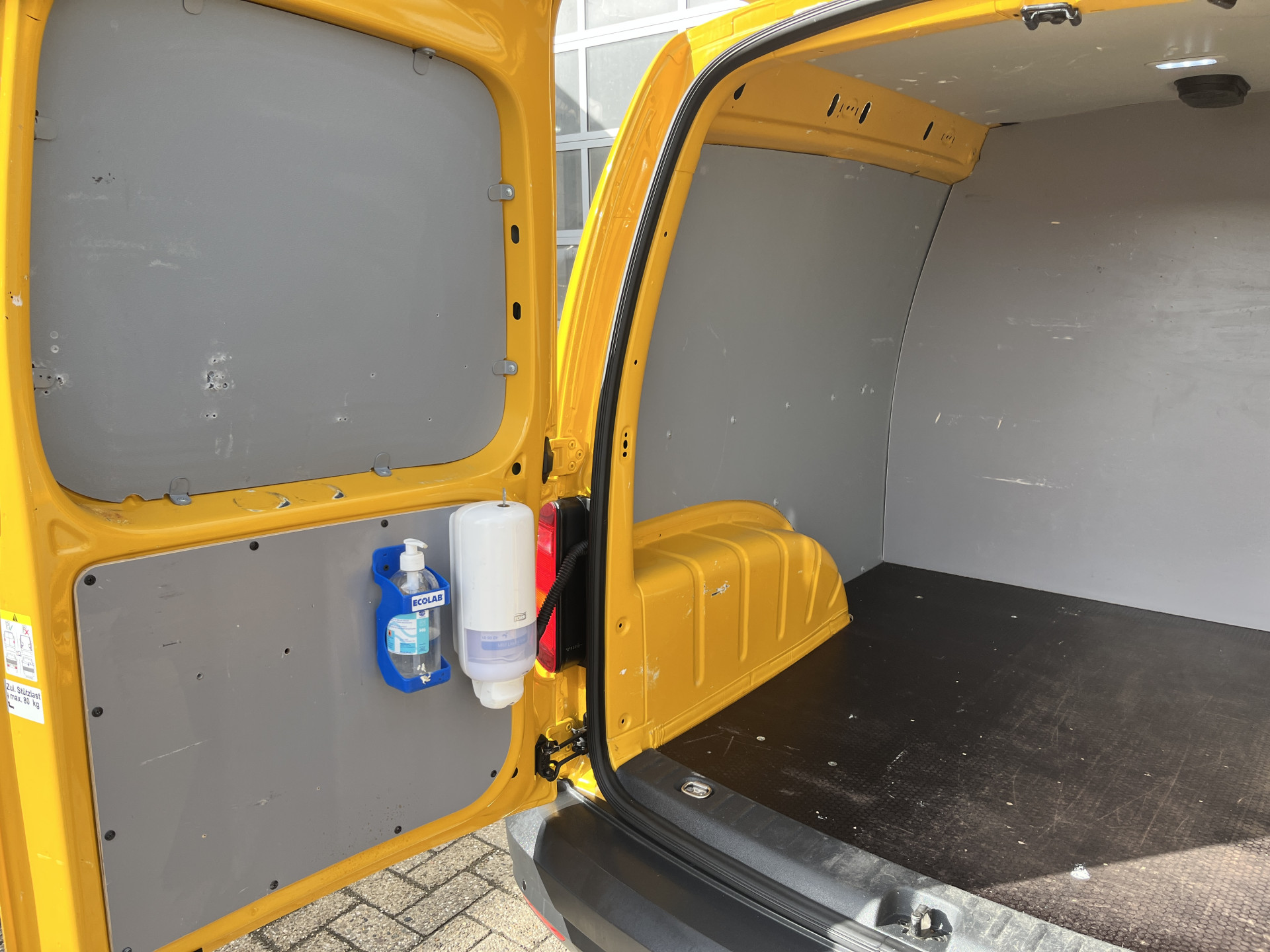Foto van Volkswagen Caddy Modified Partition Wall