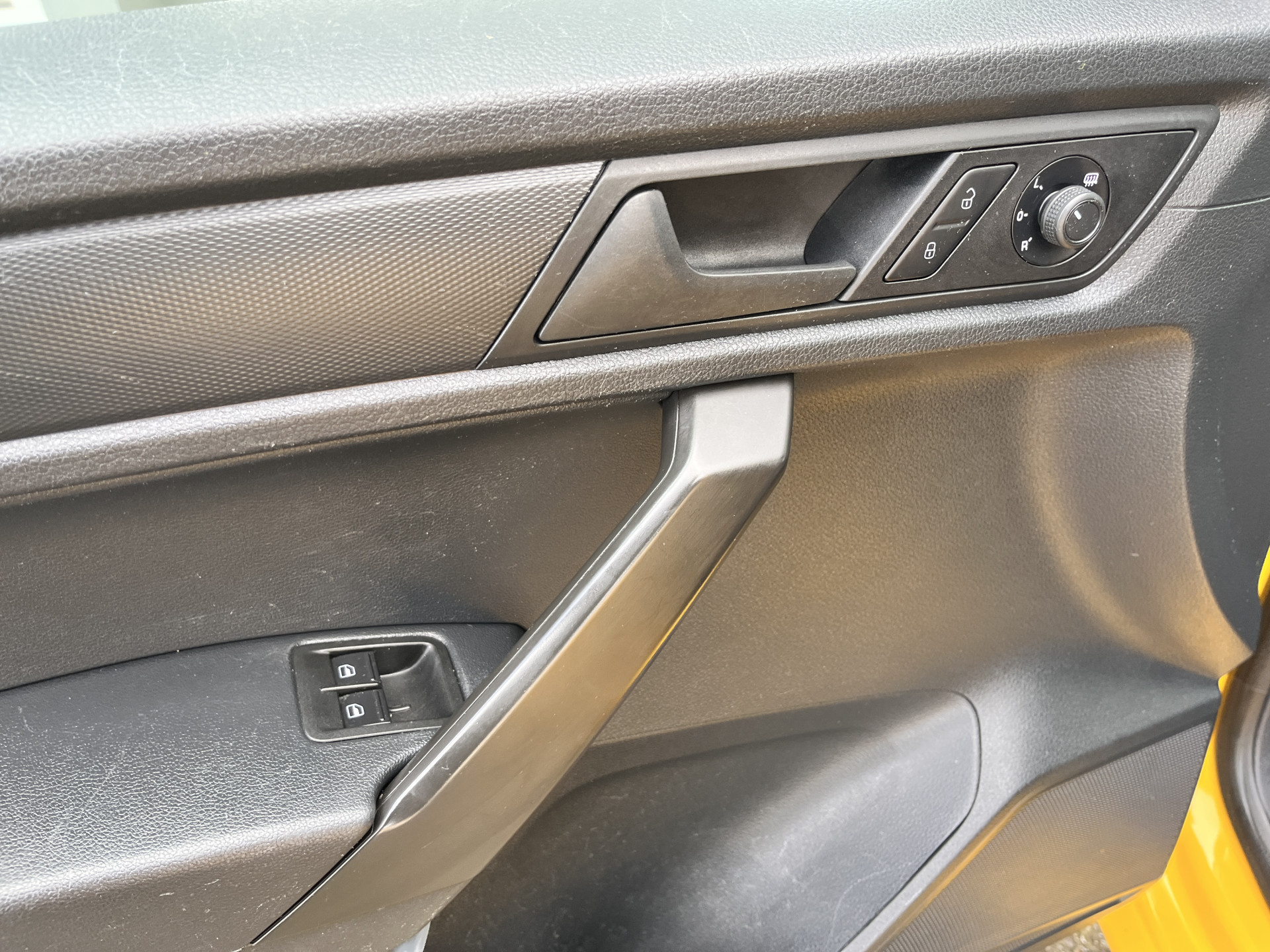 Foto van Volkswagen Caddy Modified Partition Wall