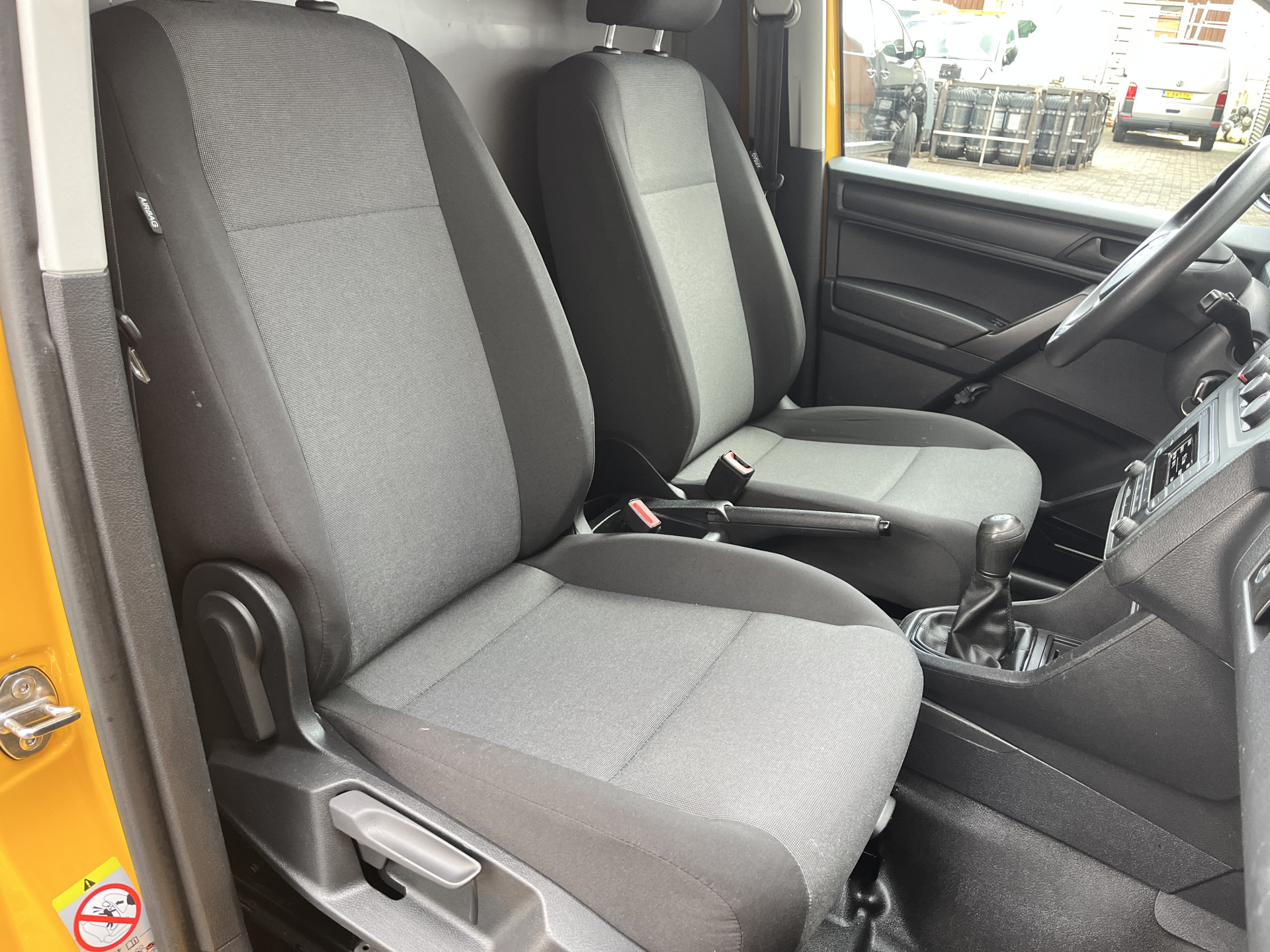 Foto van Volkswagen Caddy Modified Partition Wall