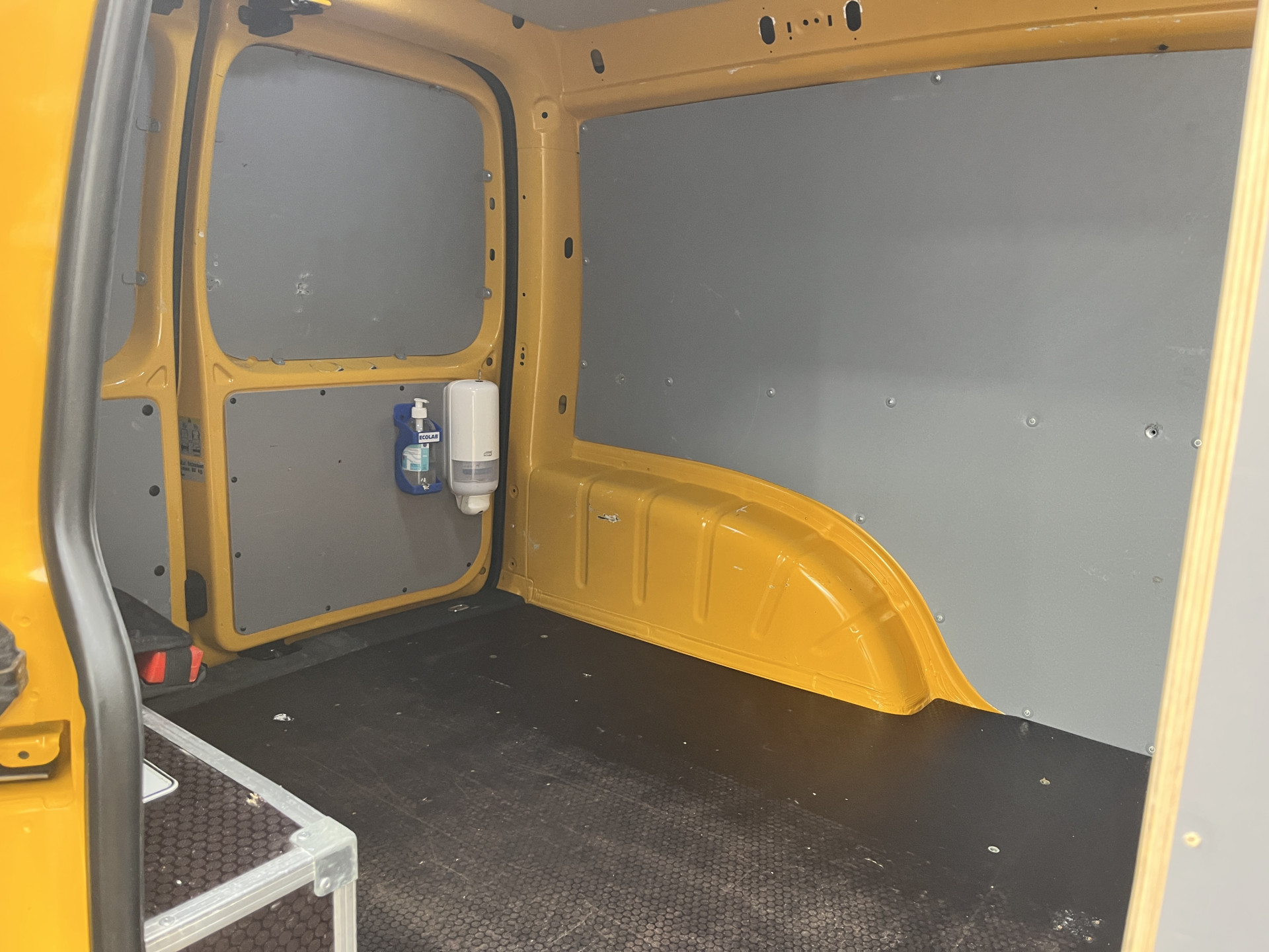 Foto van Volkswagen Caddy Modified Partition Wall