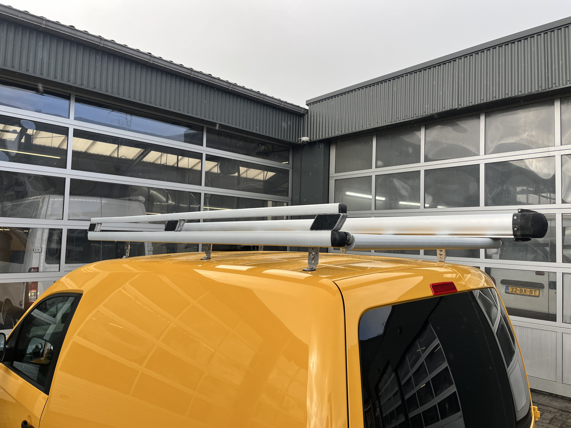 Foto van Volkswagen Caddy Modified Partition Wall