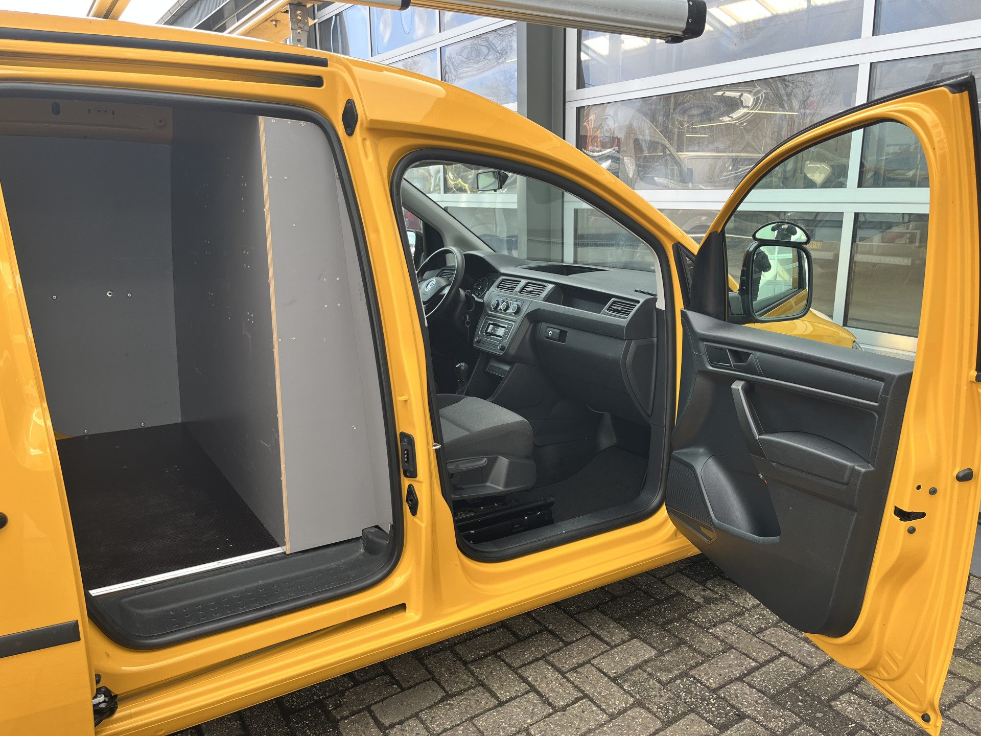 Foto van Volkswagen Caddy Modified Partition Wall