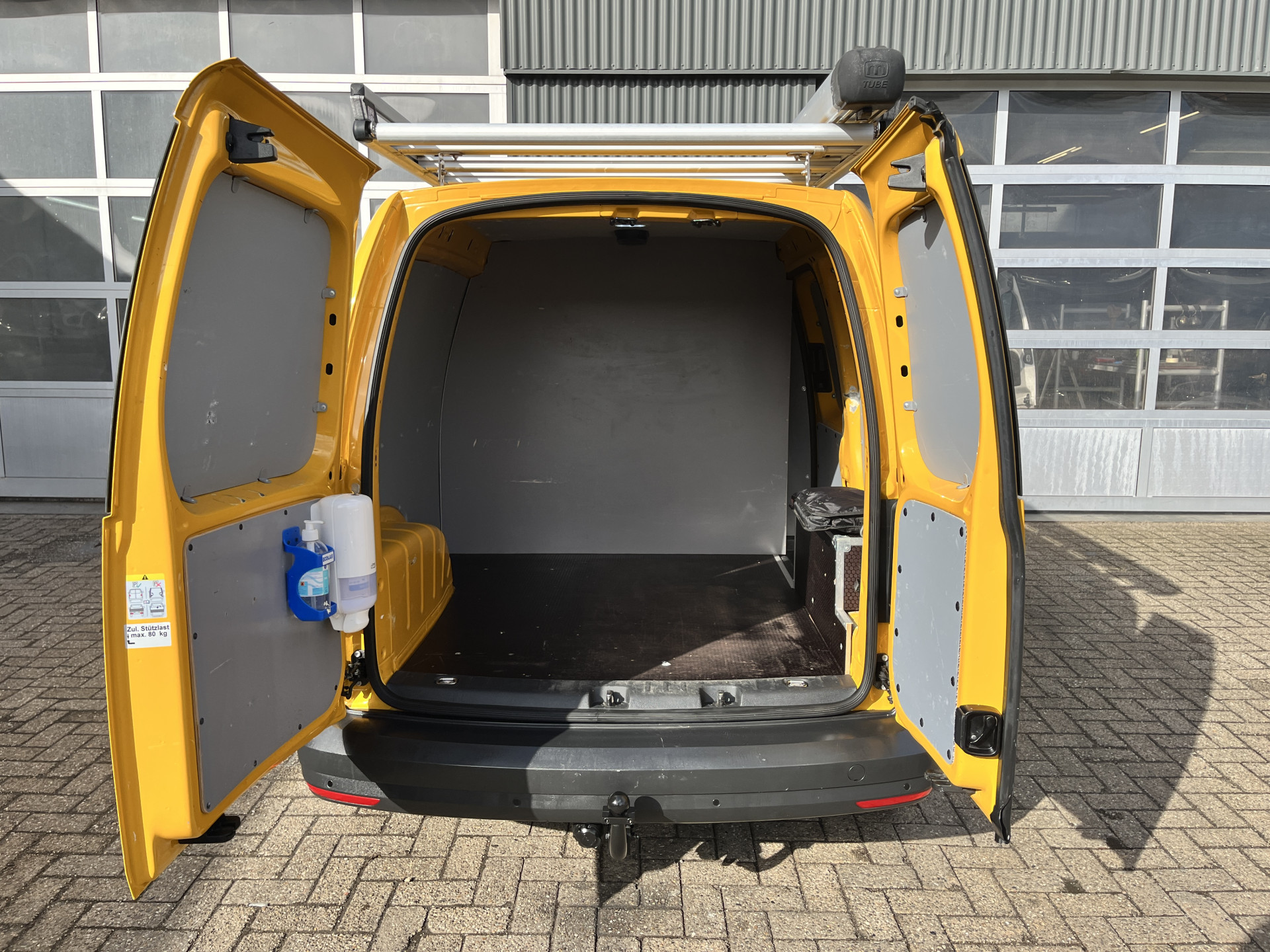 Foto van Volkswagen Caddy Modified Partition Wall
