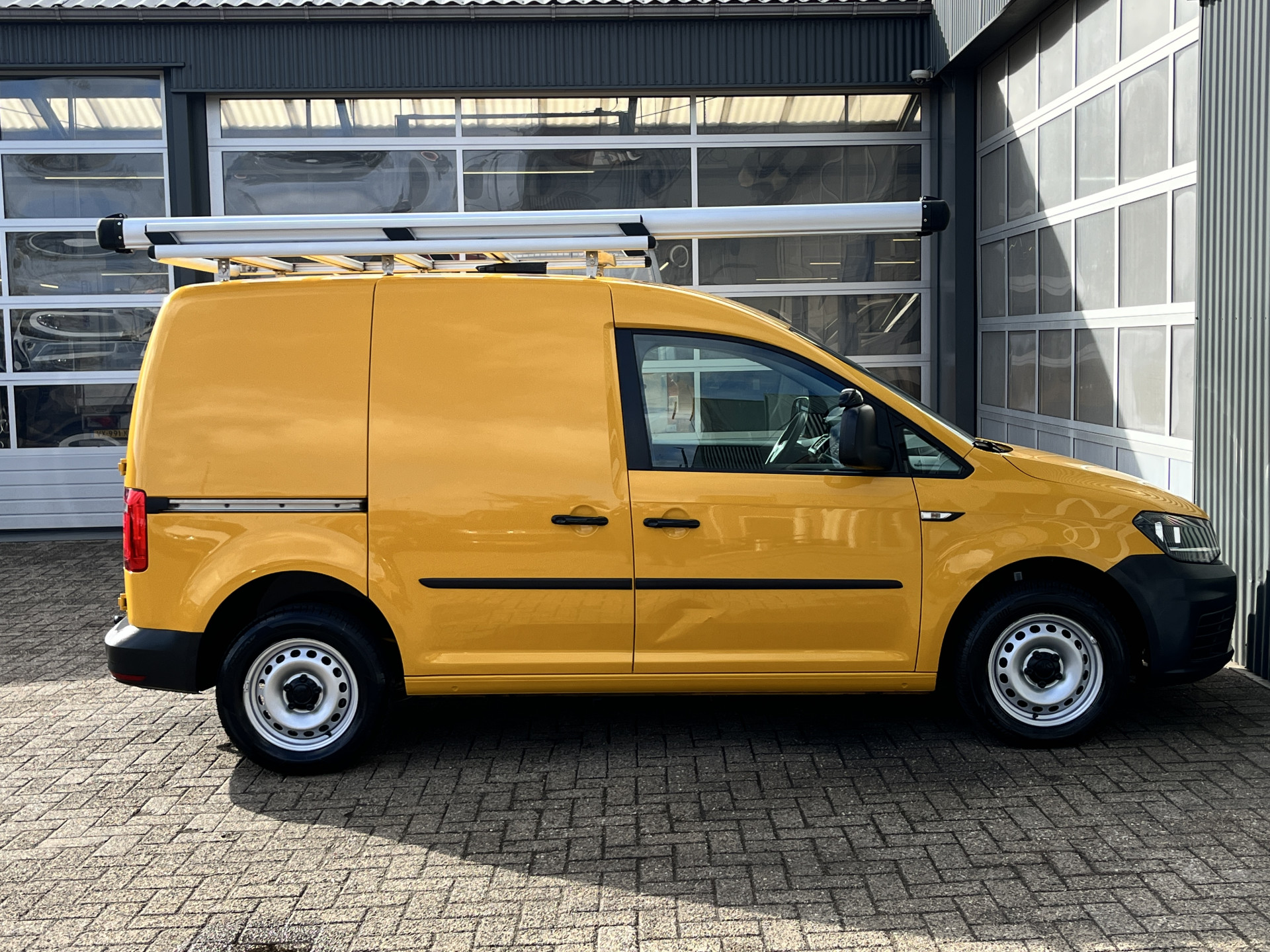 Foto van Volkswagen Caddy Modified Partition Wall
