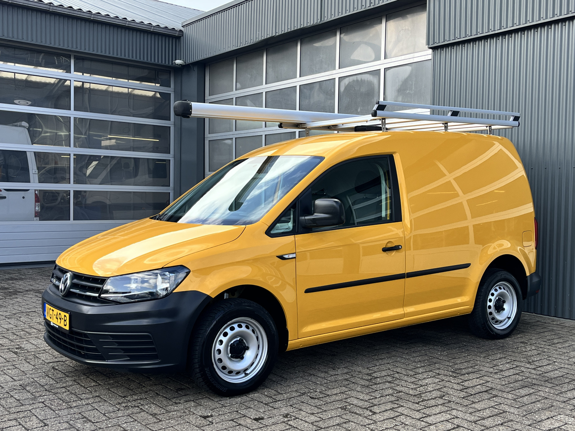 Foto van Volkswagen Caddy Modified Partition Wall