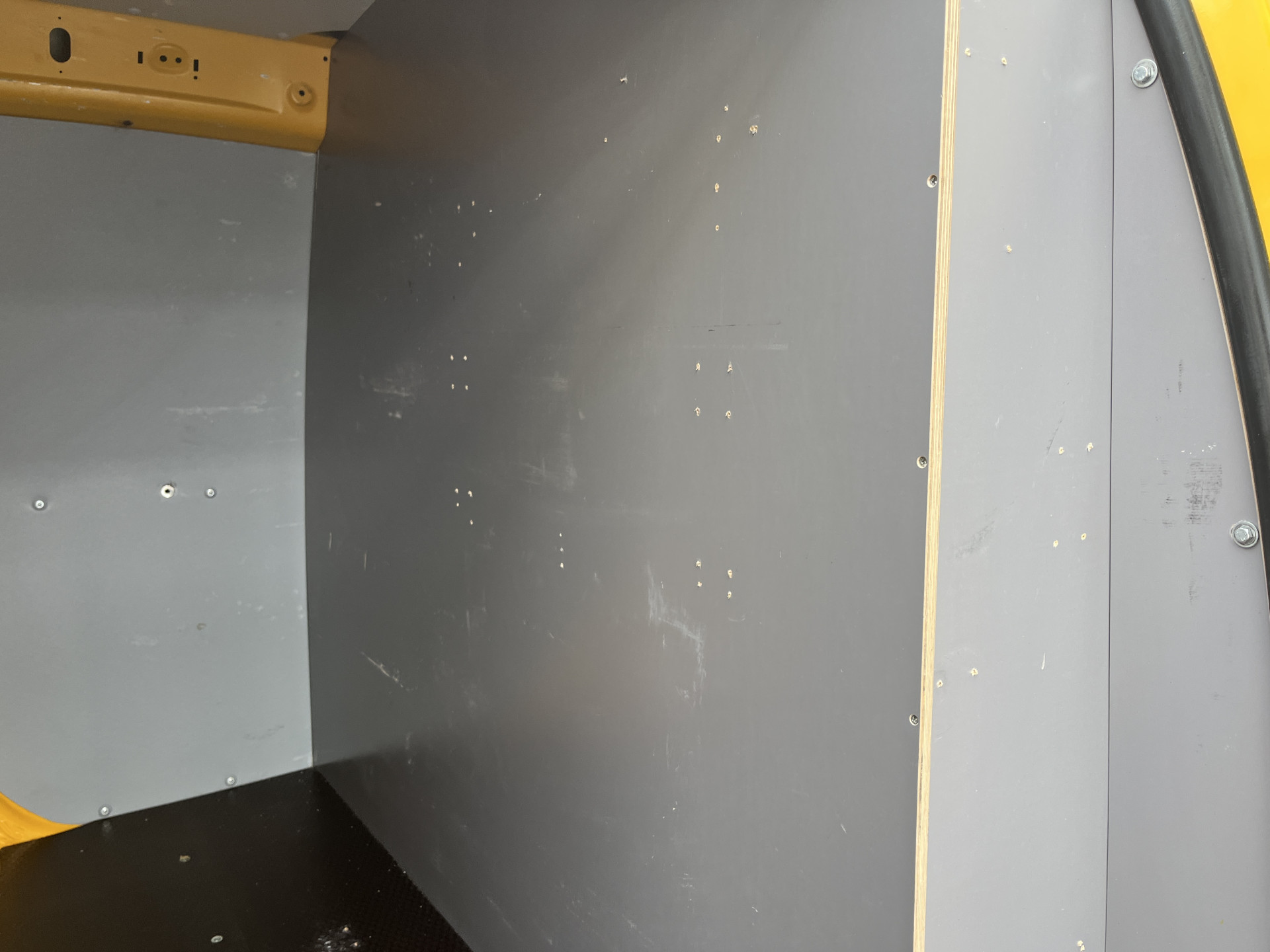 Foto van Volkswagen Caddy Modified Partition Wall