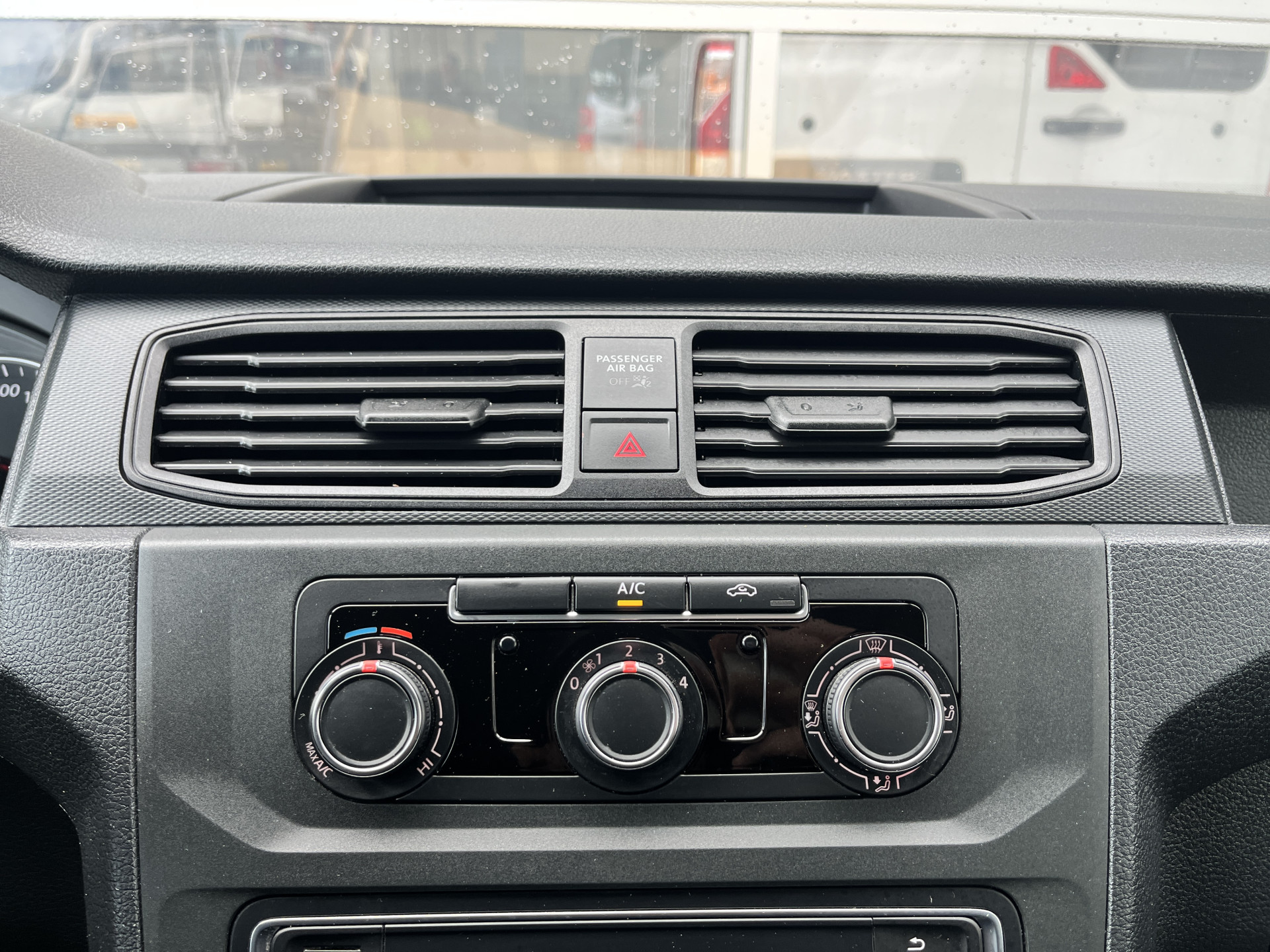 Foto van Volkswagen Caddy Modified Partition Wall