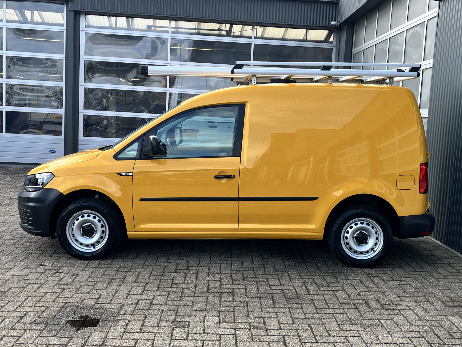 Foto van Volkswagen Caddy Modified Partition Wall