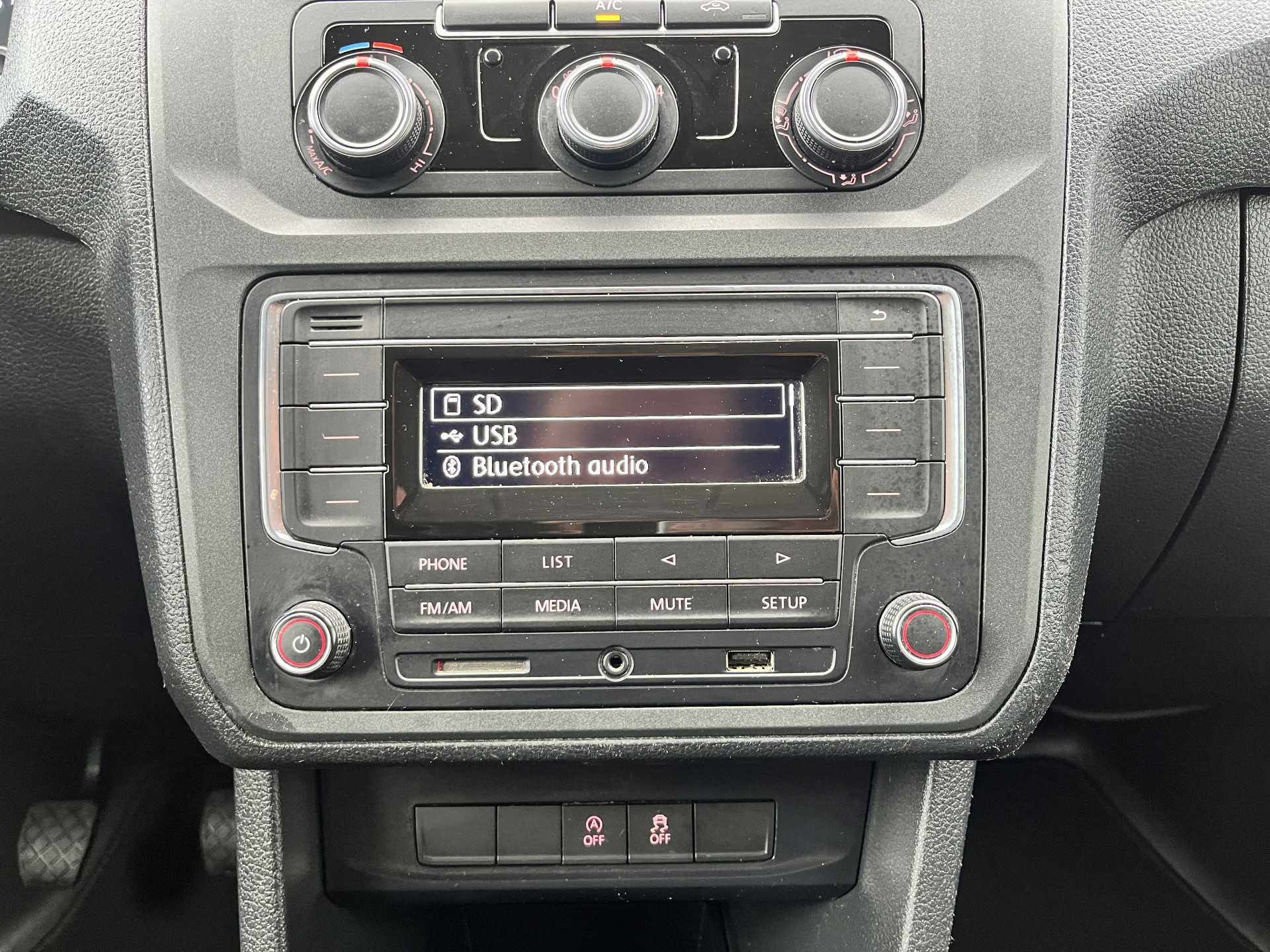 Foto van Volkswagen Caddy Modified Partition Wall