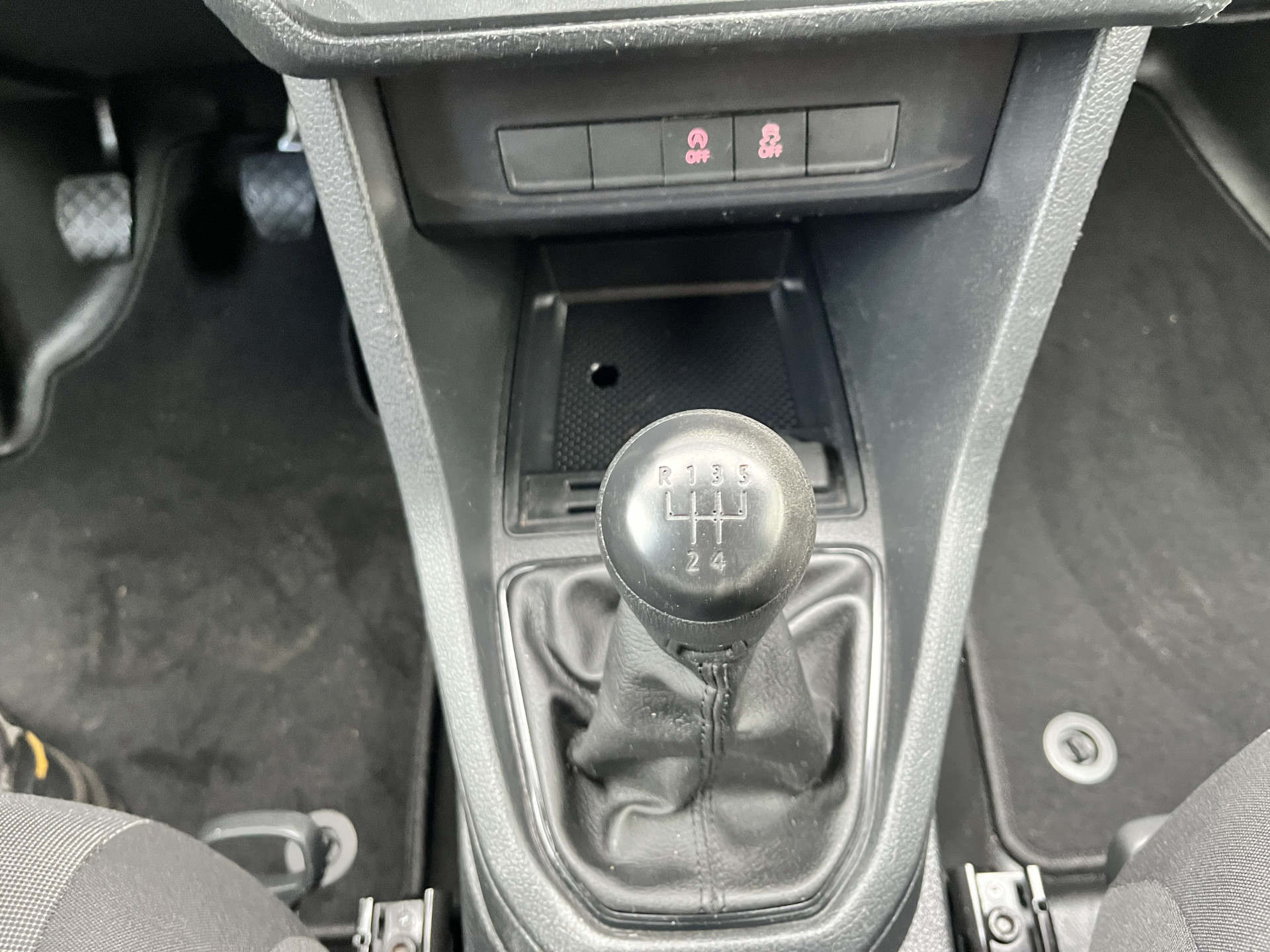 Foto van Volkswagen Caddy Modified Partition Wall
