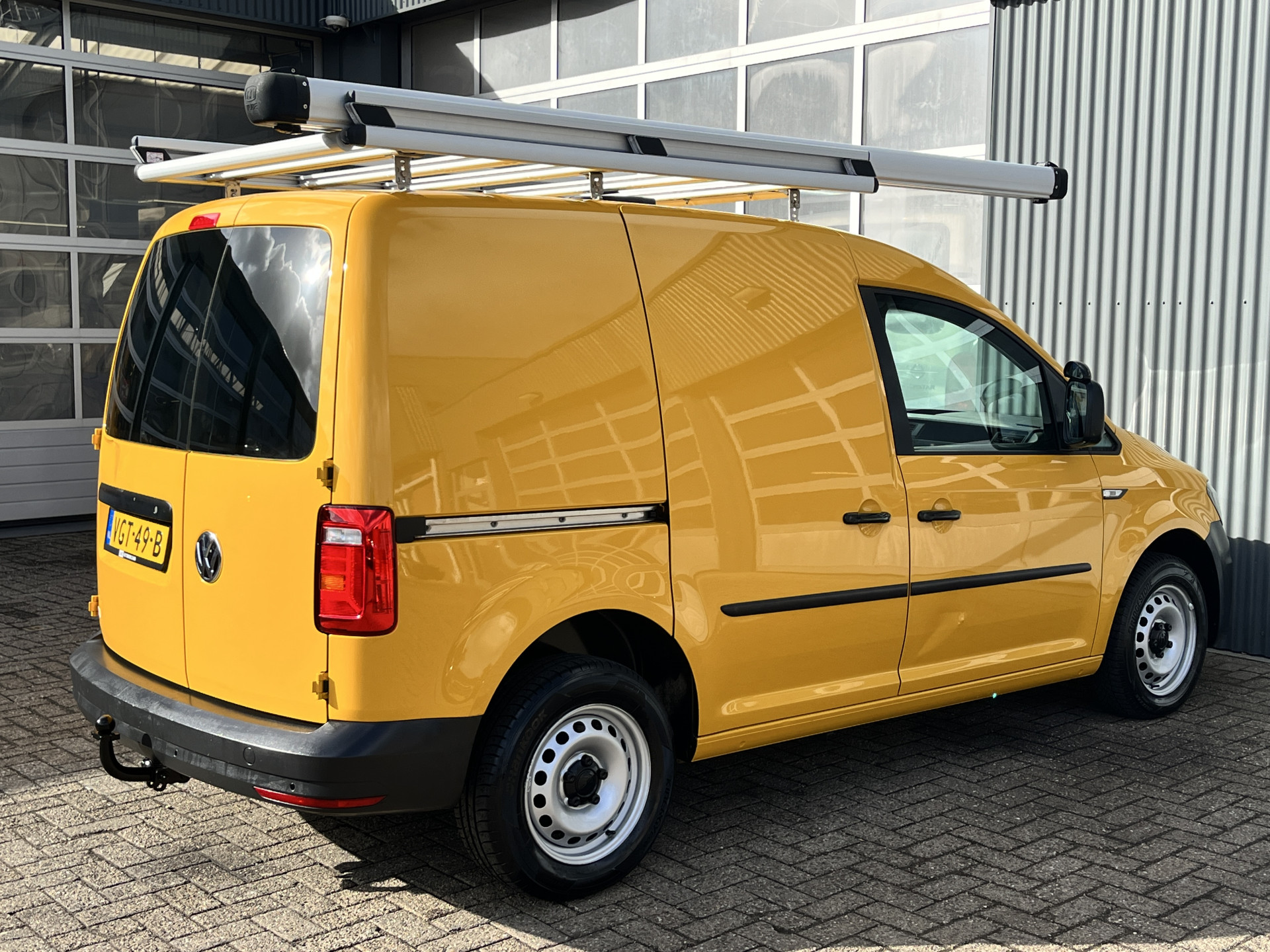 Foto van Volkswagen Caddy Modified Partition Wall