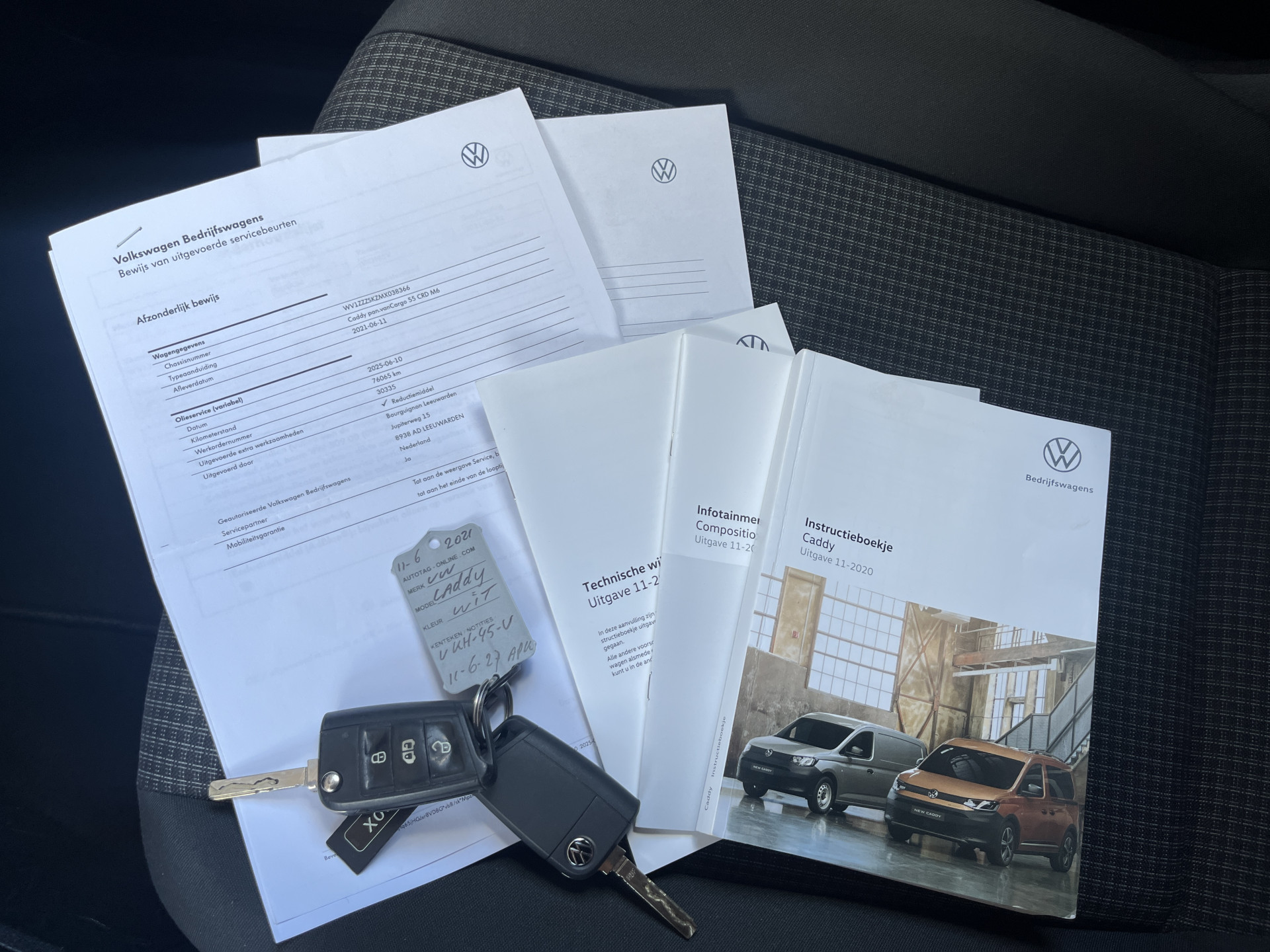 Foto van Volkswagen Caddy Modified Partition Wall