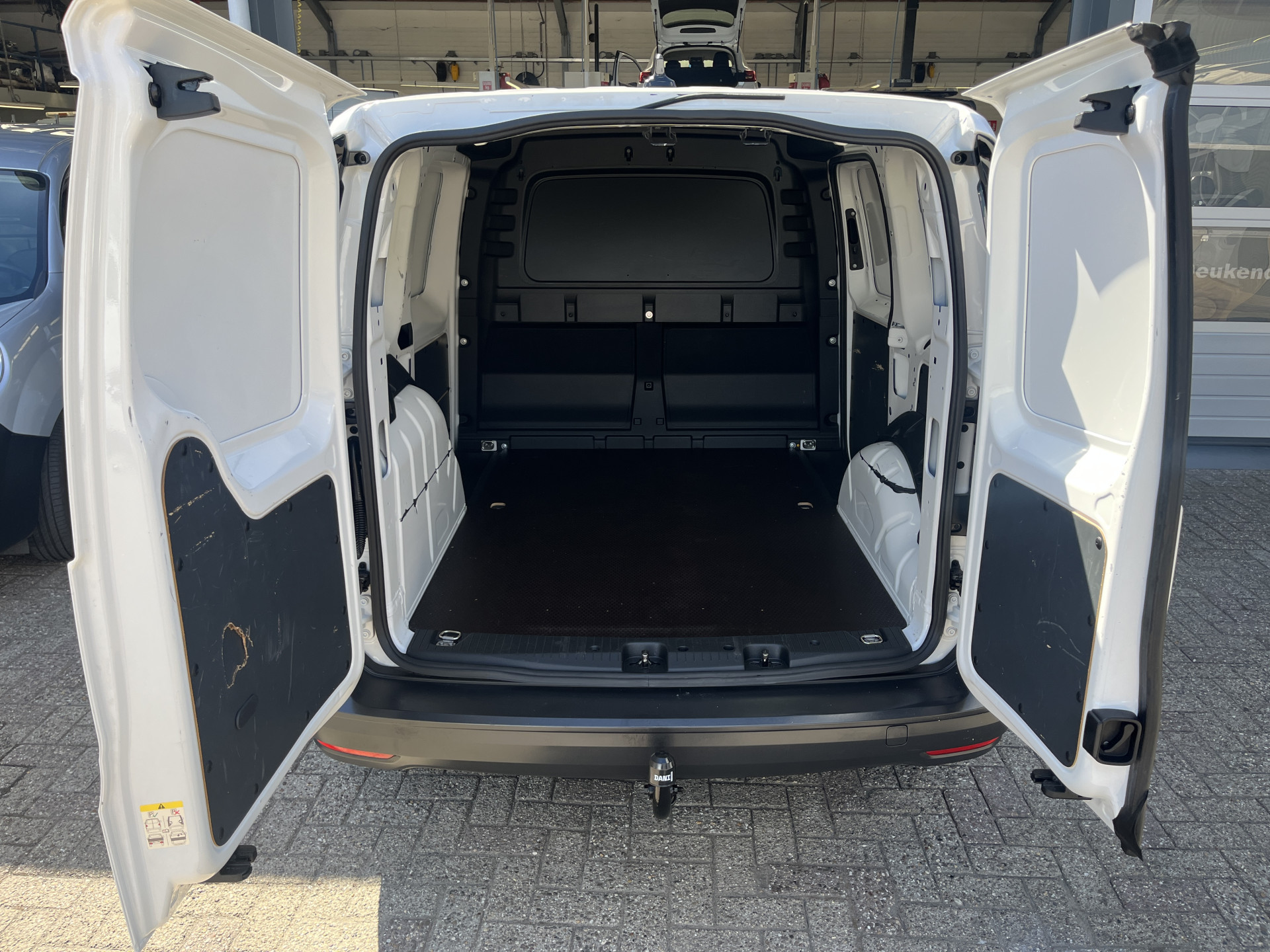 Foto van Volkswagen Caddy Modified Partition Wall