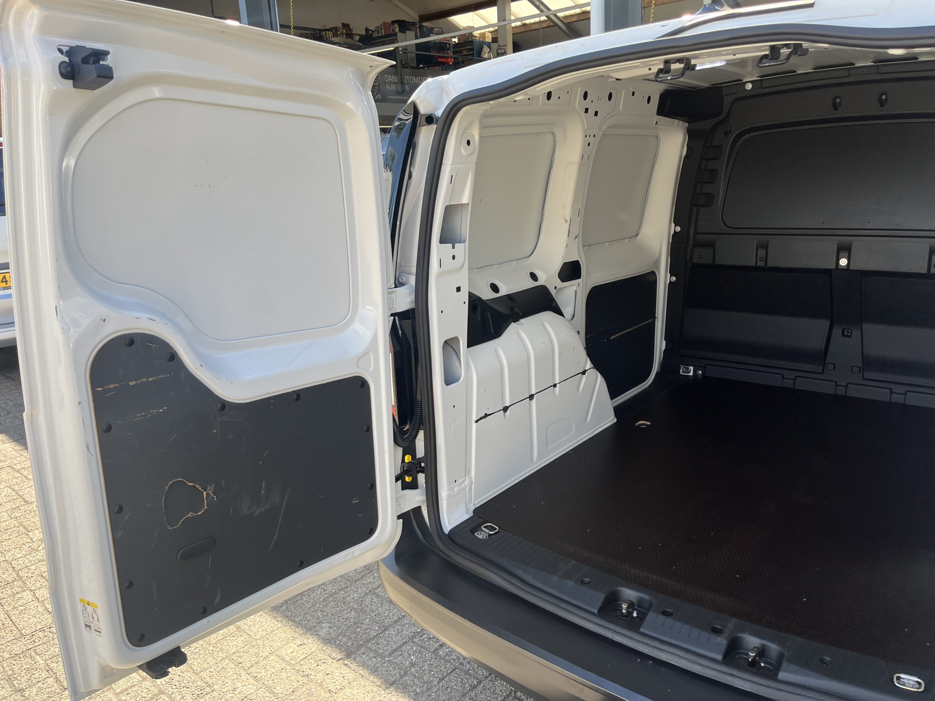 Foto van Volkswagen Caddy Modified Partition Wall