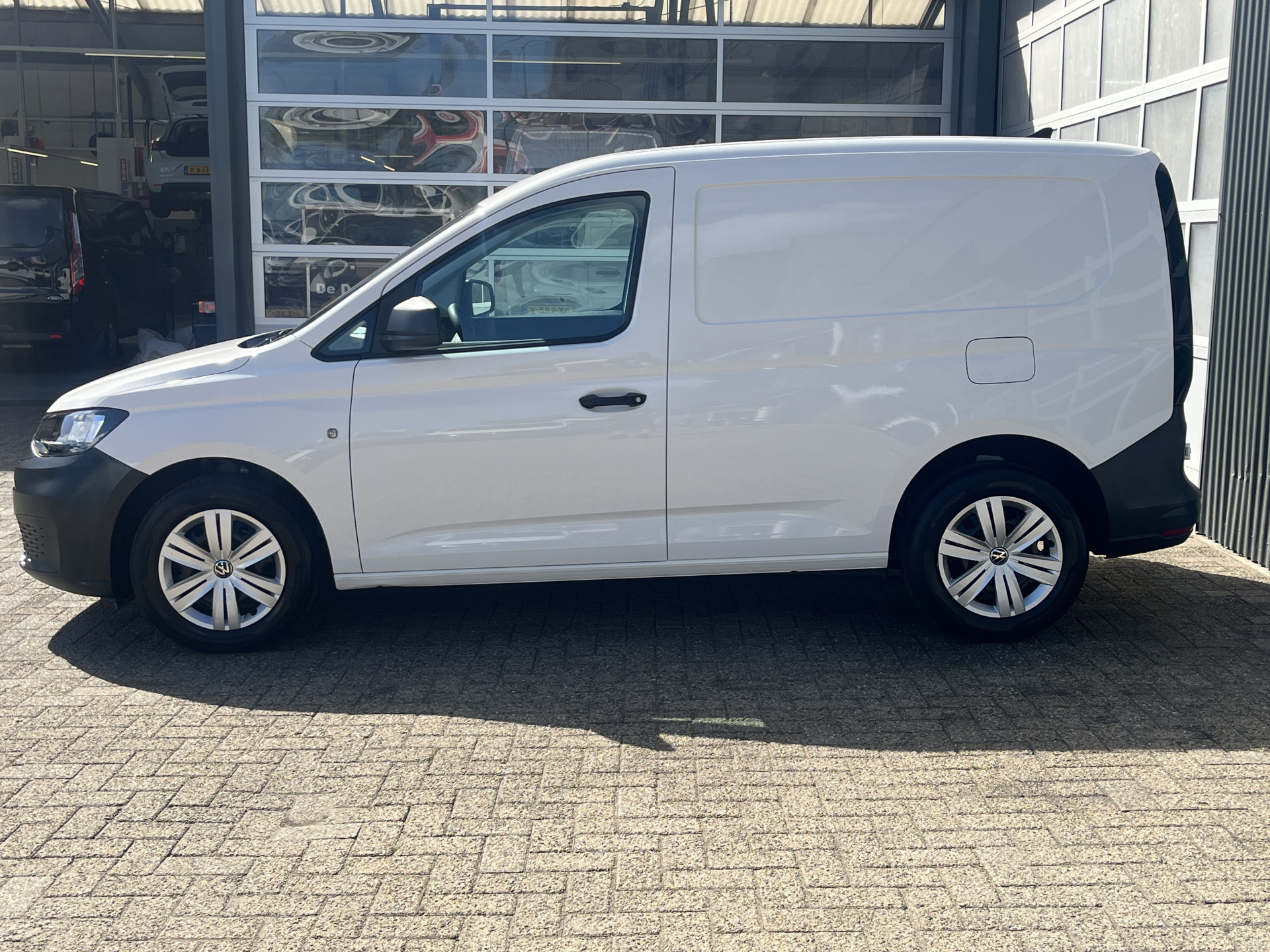 Foto van Volkswagen Caddy Modified Partition Wall