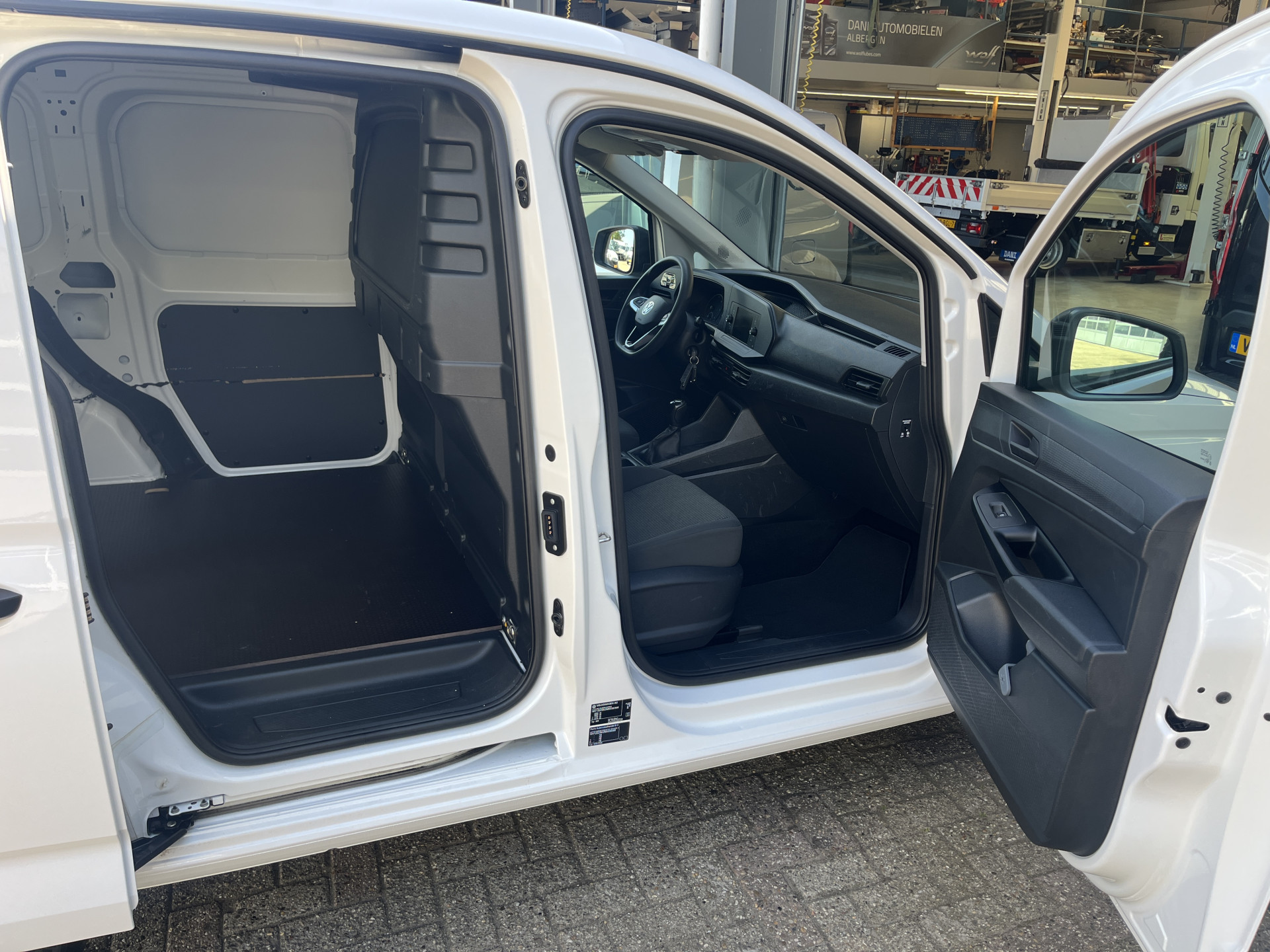 Foto van Volkswagen Caddy Modified Partition Wall