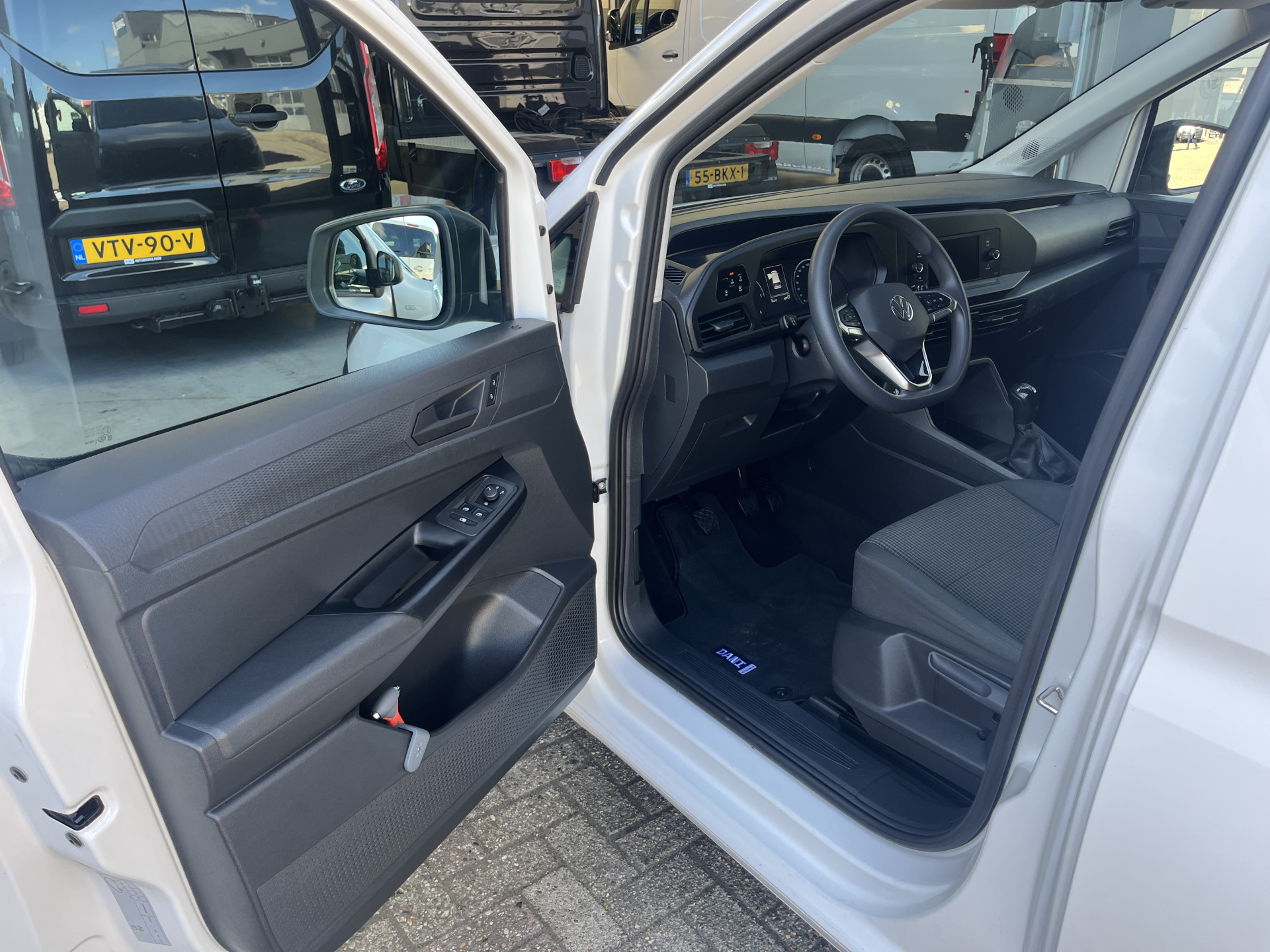 Foto van Volkswagen Caddy Modified Partition Wall