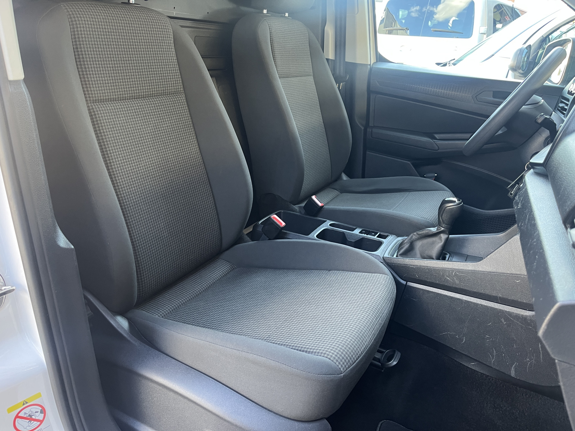 Foto van Volkswagen Caddy Modified Partition Wall