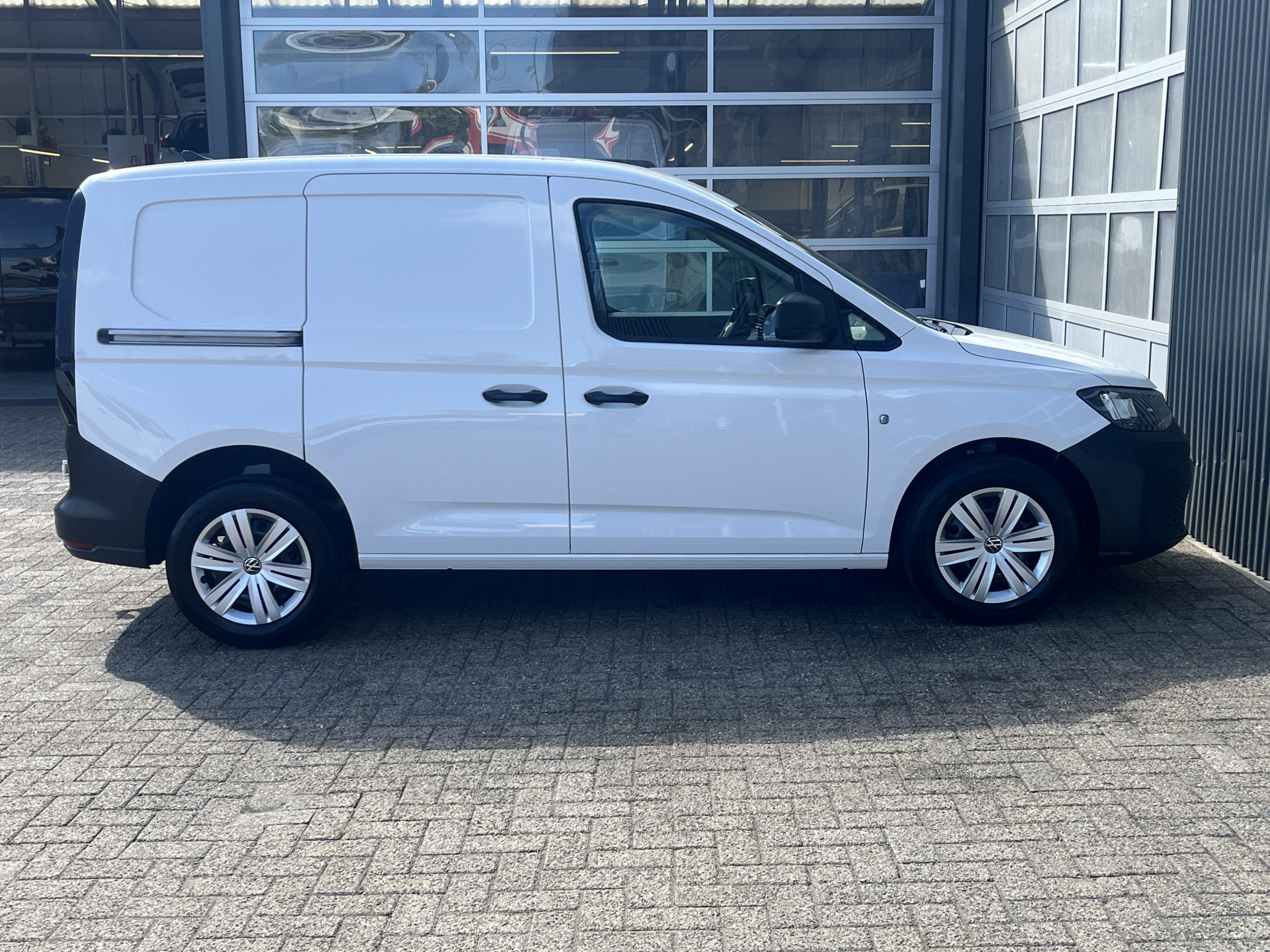 Foto van Volkswagen Caddy Modified Partition Wall