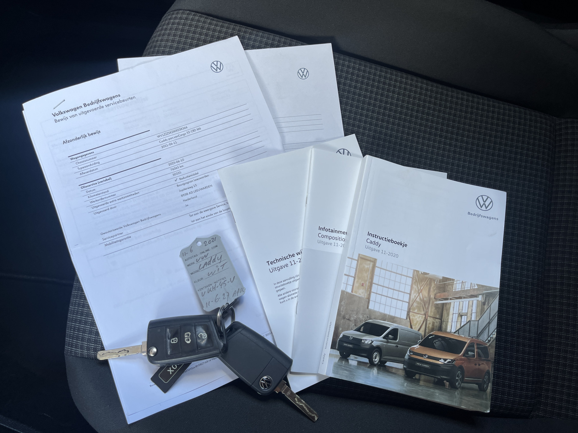 Foto van Volkswagen Caddy Modified Partition Wall