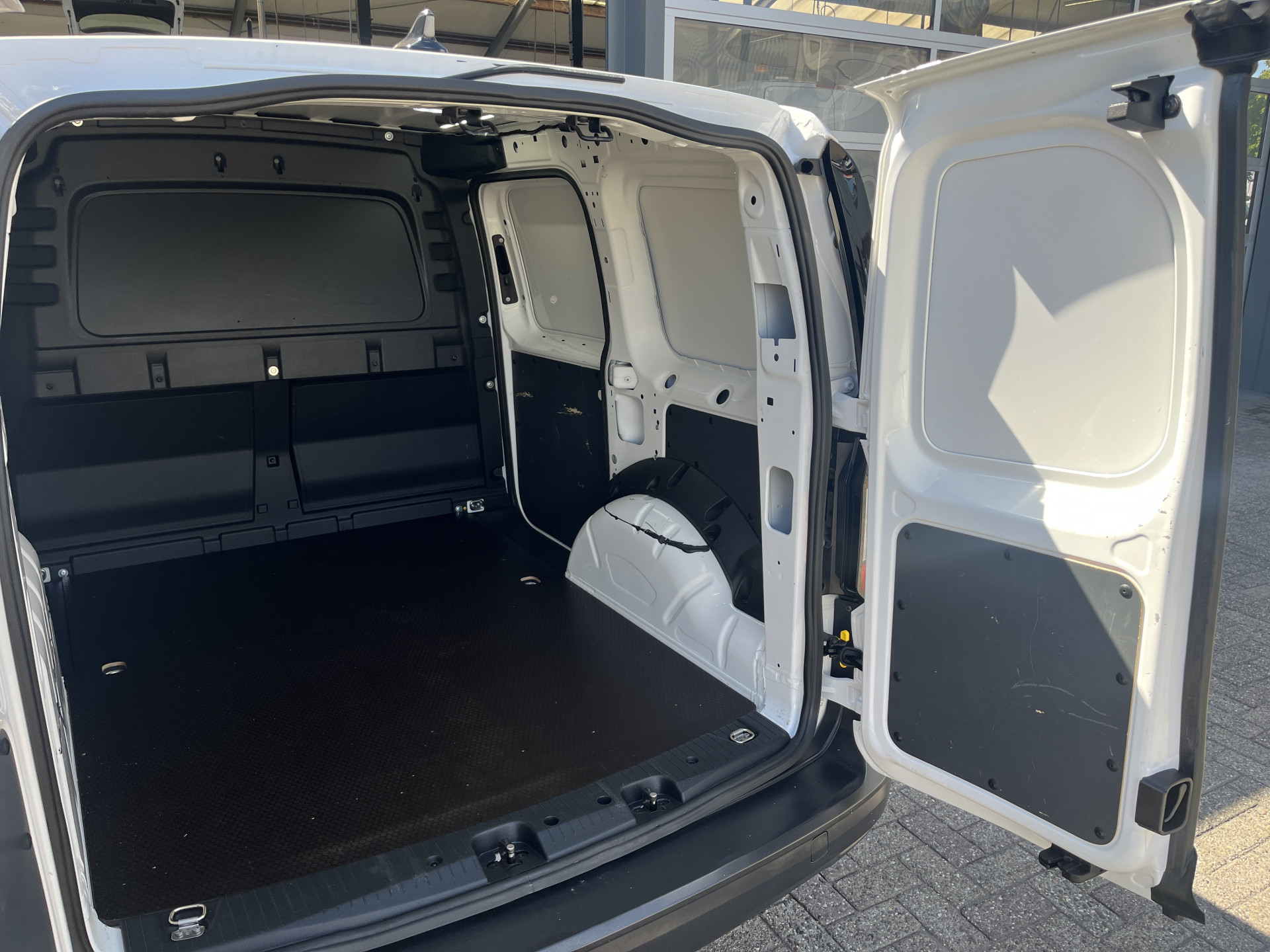 Foto van Volkswagen Caddy Modified Partition Wall